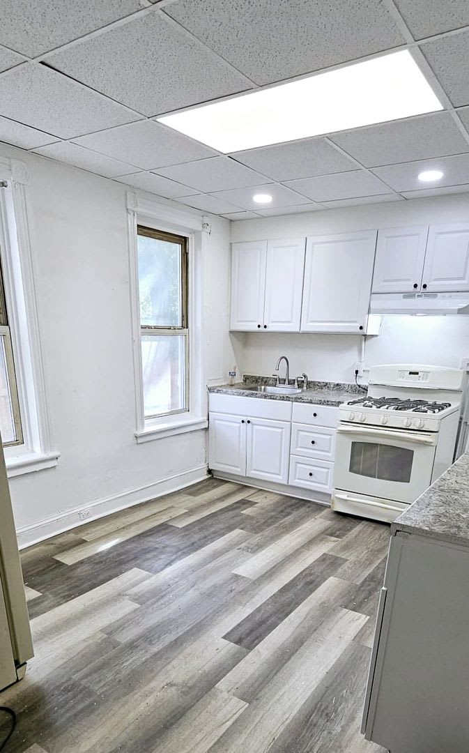 Large Newly Remodeled 4 Bedroom Home 4 A Steal – photo 3