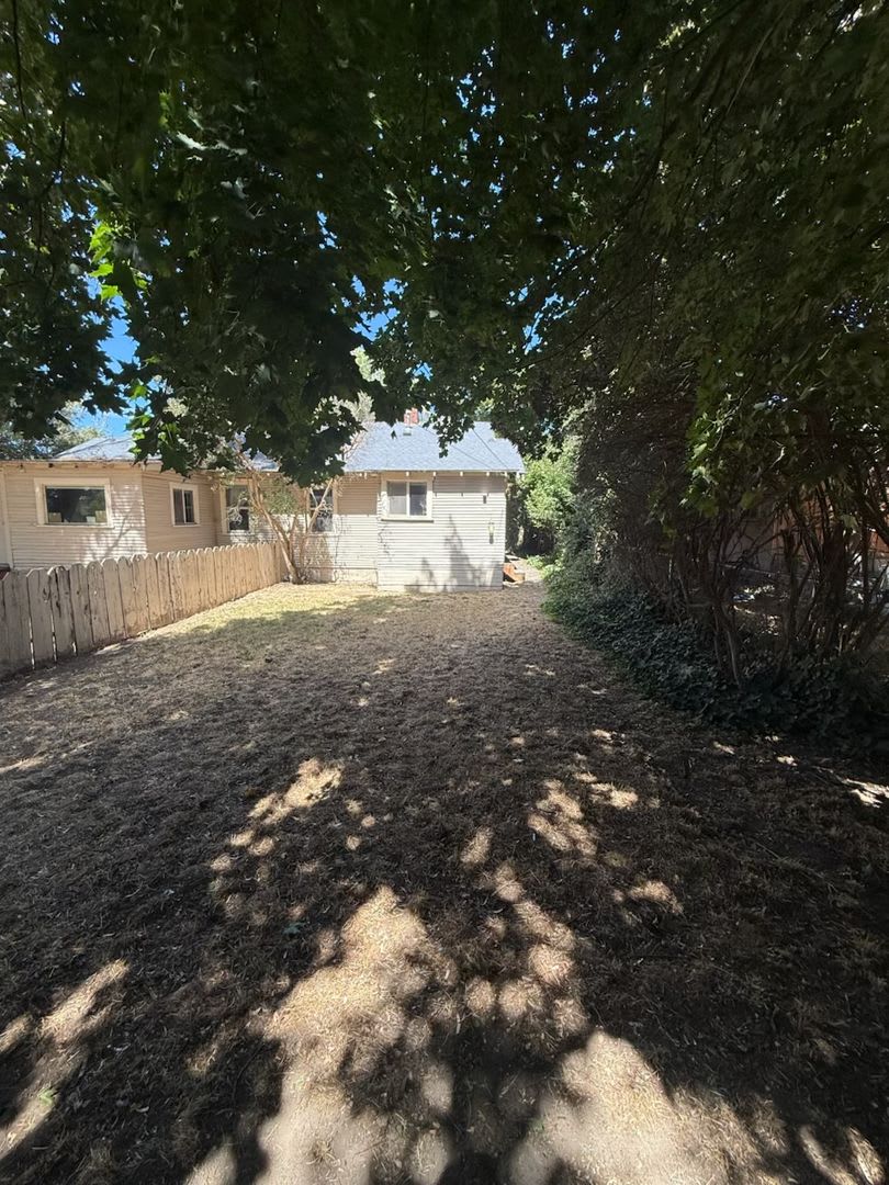 Vintage 1-Bedroom Duplex with Large Fenced Yard 3 miles from OIT and Sky Lakes Medical Center – photo 2