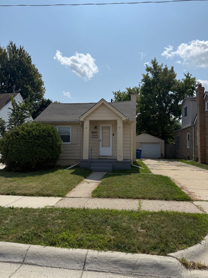 2 Bedroom SF Property with 2 car detached garage – photo 3