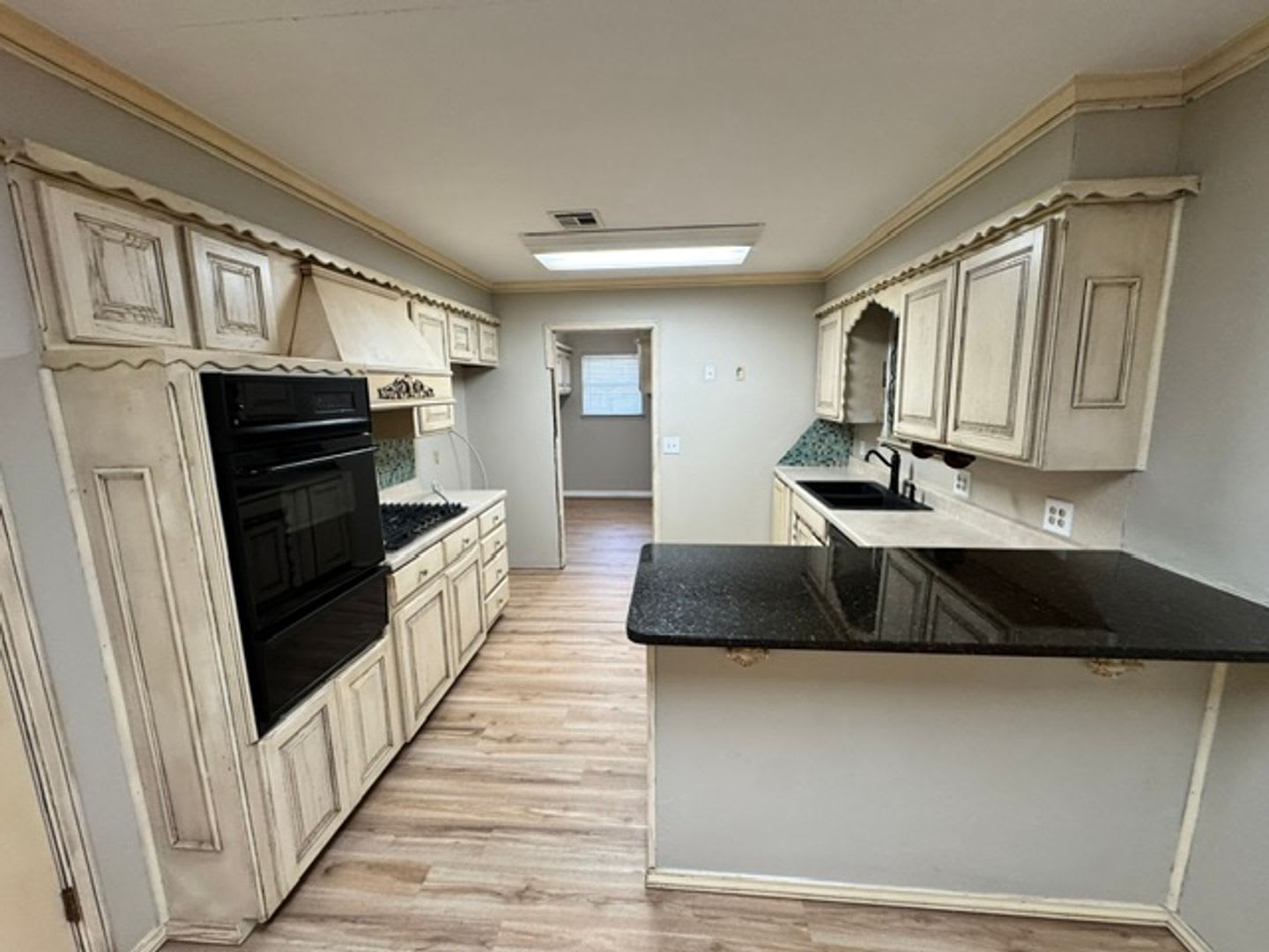 Beautiful True 5 Bed 2 Bath In Moore New Flooring Paint Cooktop And More A Must See – photo 2