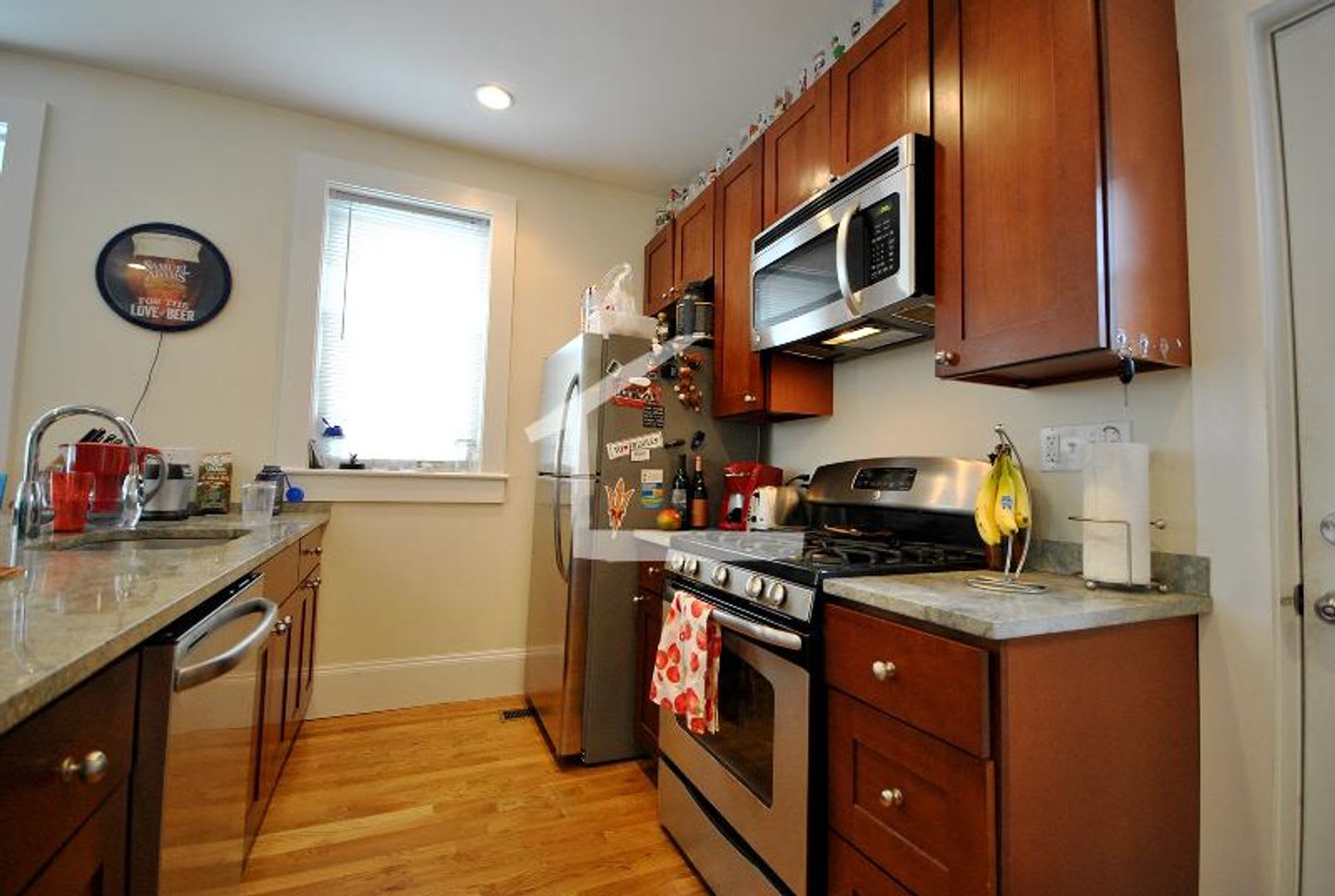 Nicely renovated Townhouse in a prime location near the Green Line with parking included! – photo 1
