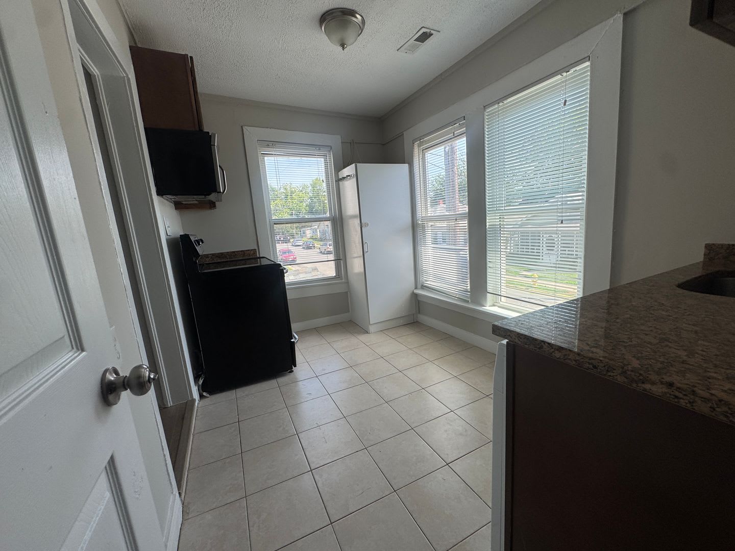 Freshly Updated!! 2 Bed Apartment – photo 5