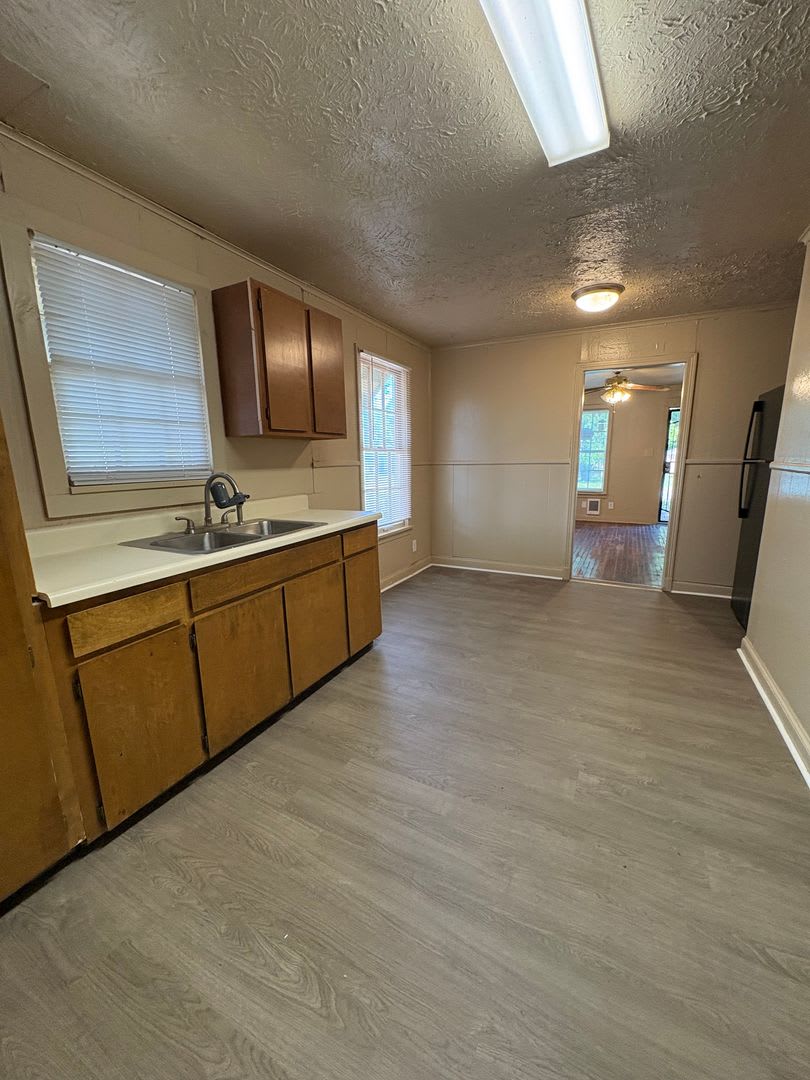 Nice 4 bedroom/1 bath house with Oven & Refrigerator! – photo 4