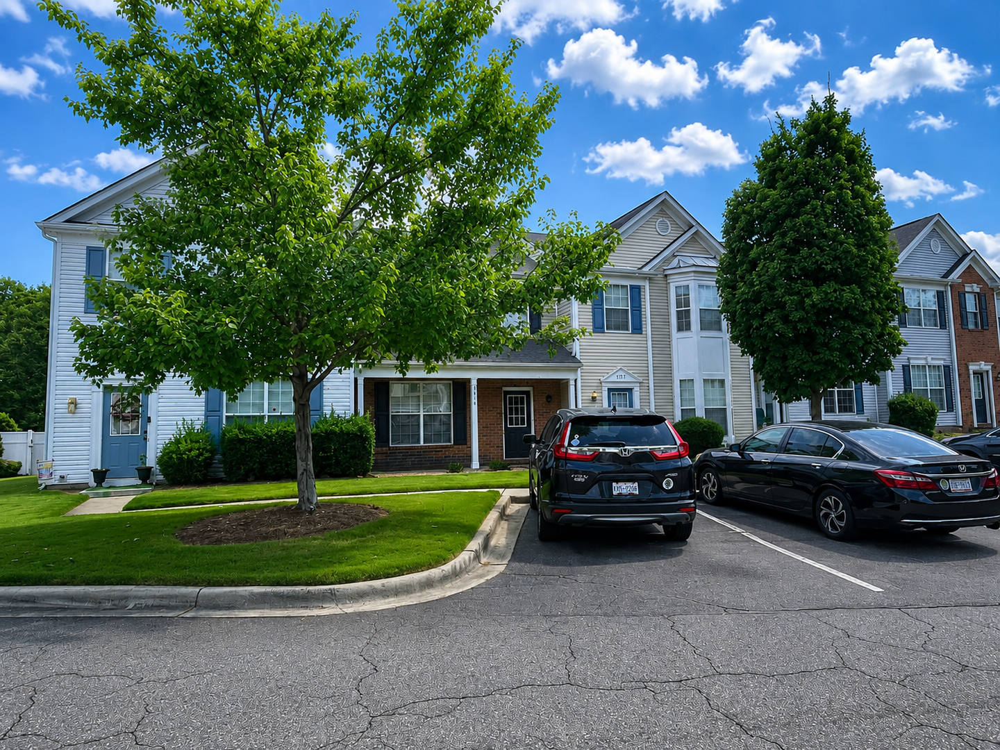 Beautiful 3-Bedroom Townhome in Beverly Crest – photo 1