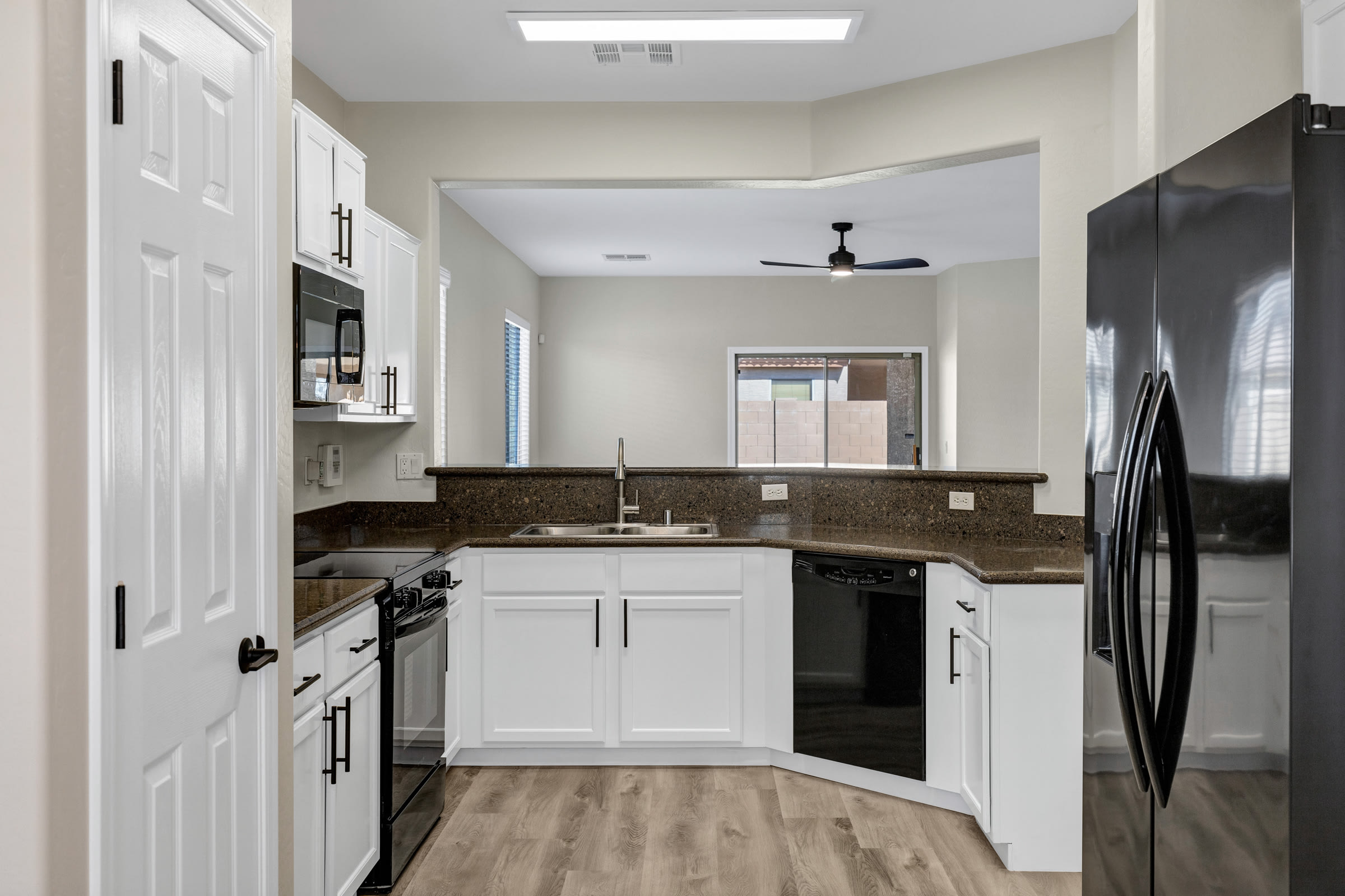 2408 West Tamarisk Avenue – photo 3