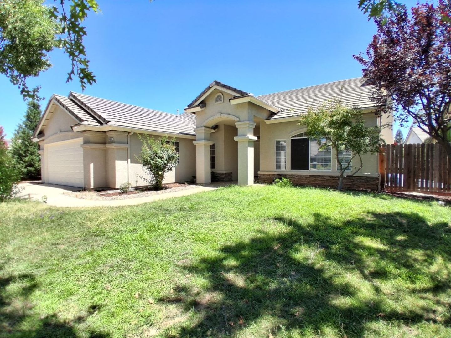 Move In Special Half Off The 1St Month S Rent Charming 4 Bedroom Home With Solar Spacious Yard – photo 2