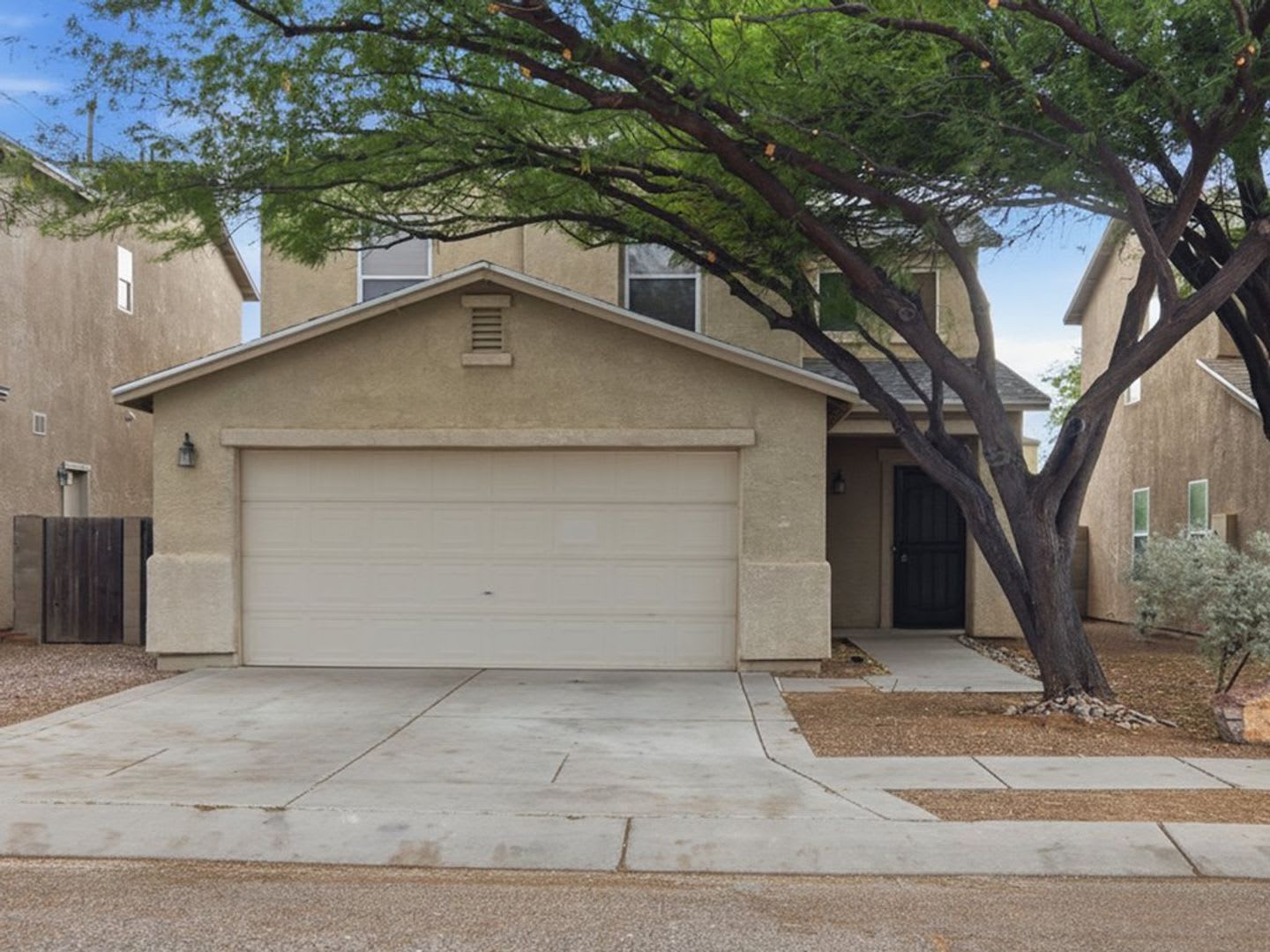 Spacious Two Story Home With Modern Features Large Backyard – photo 1