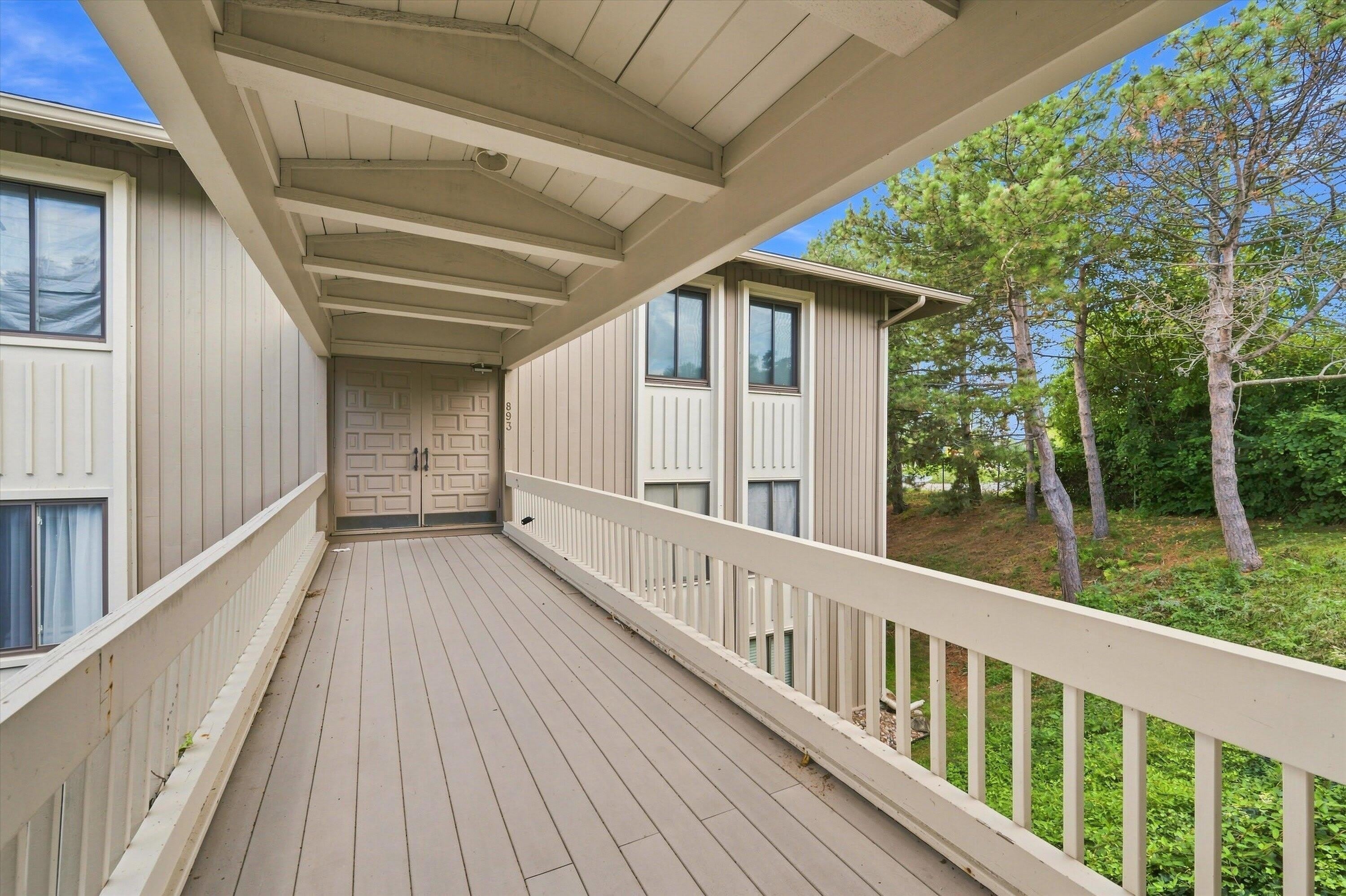 893 Cliffs Drive – photo 3