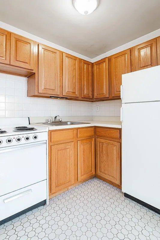 1220 Lexington Ave – photo 3