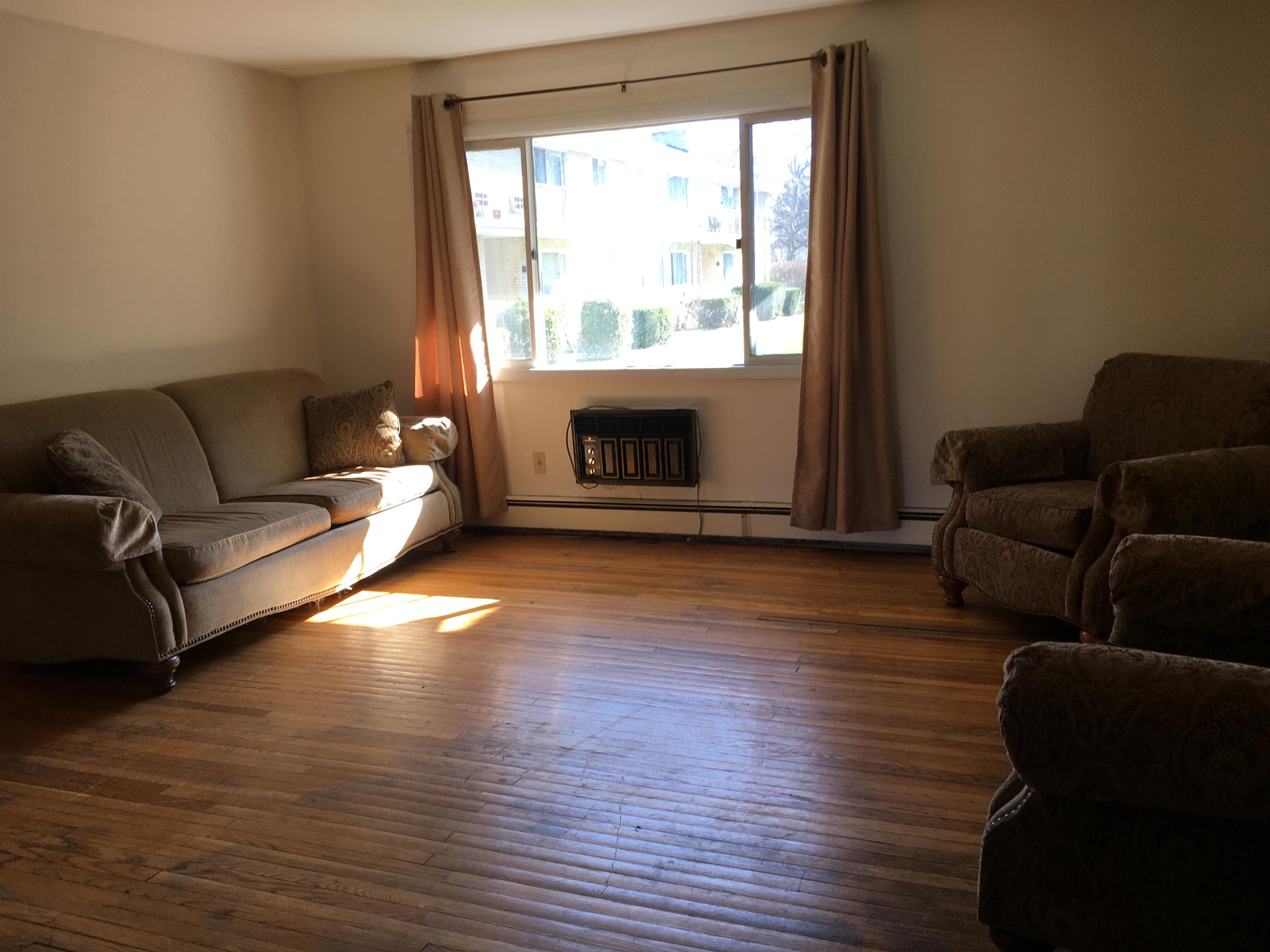 477 Winton Road North 1 – photo 2