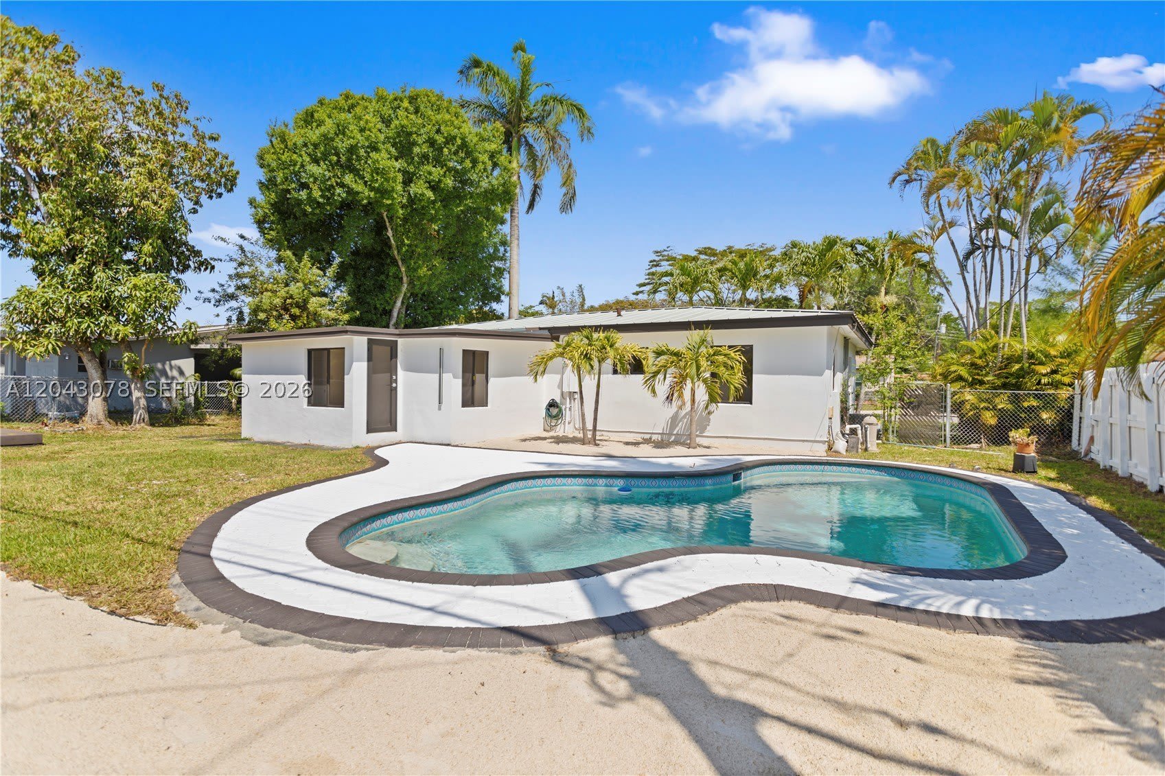 1524 SW 32 CT – photo 5