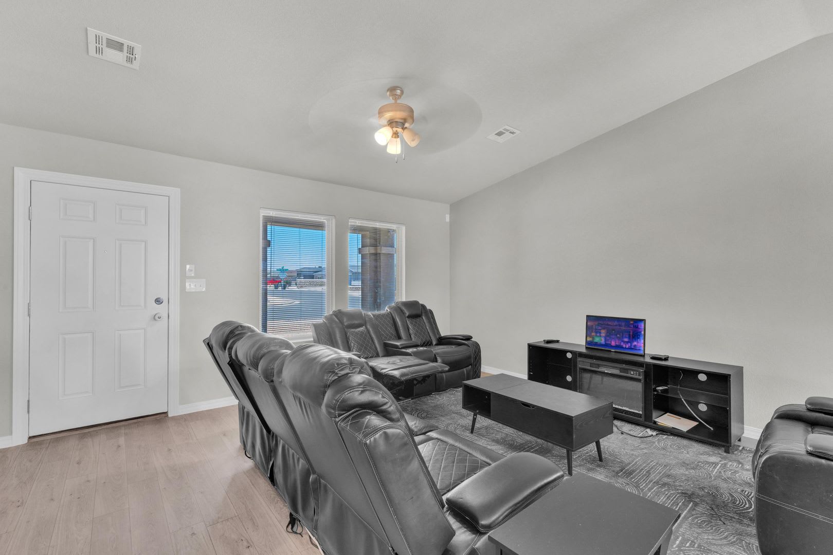 East El Paso/Horizon 4bed/2Bath Refrig A/C – photo 5