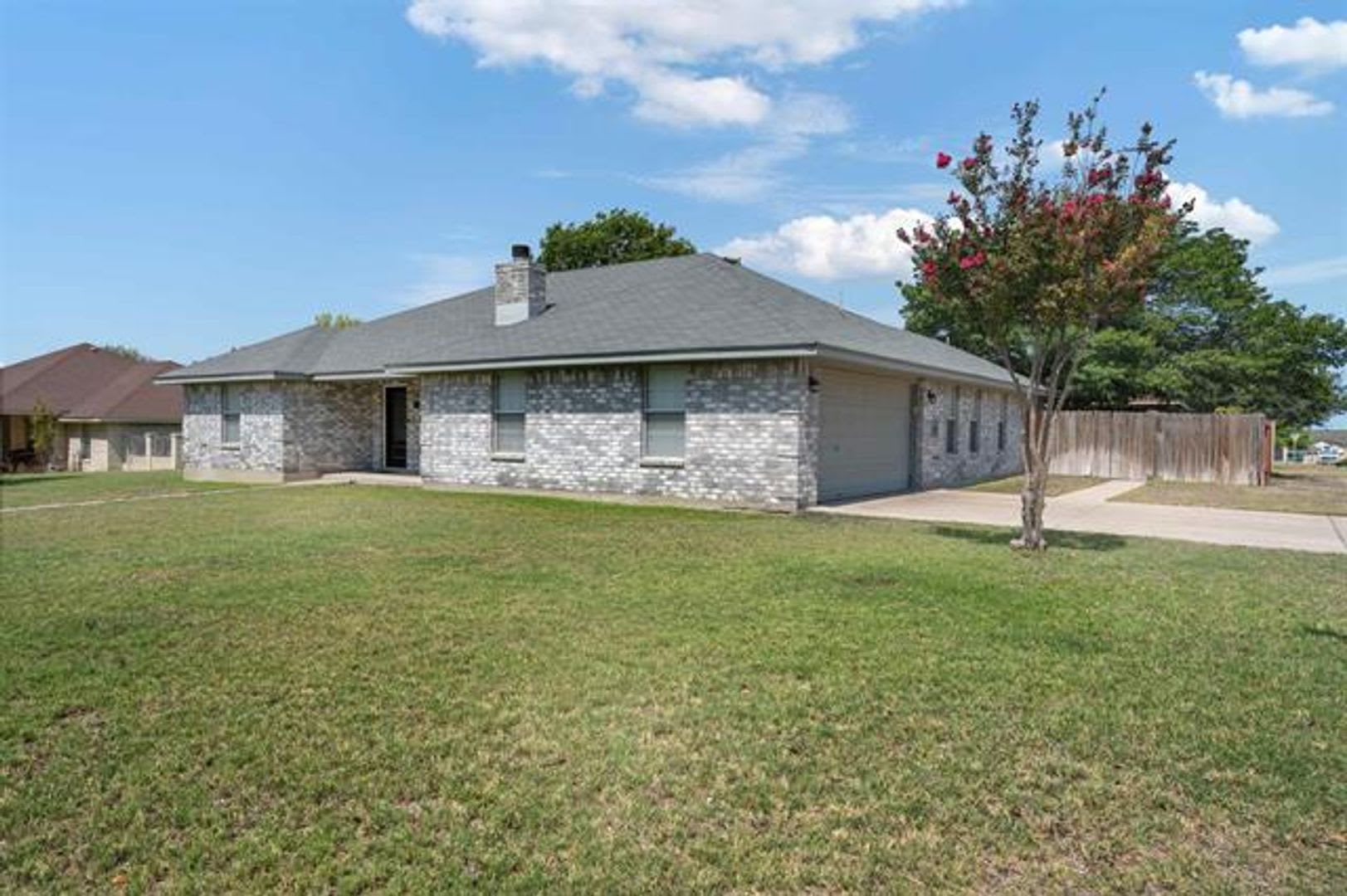Beautifully Refreshed 3 Bedroom Home With In Ground Liner Pool – photo 3