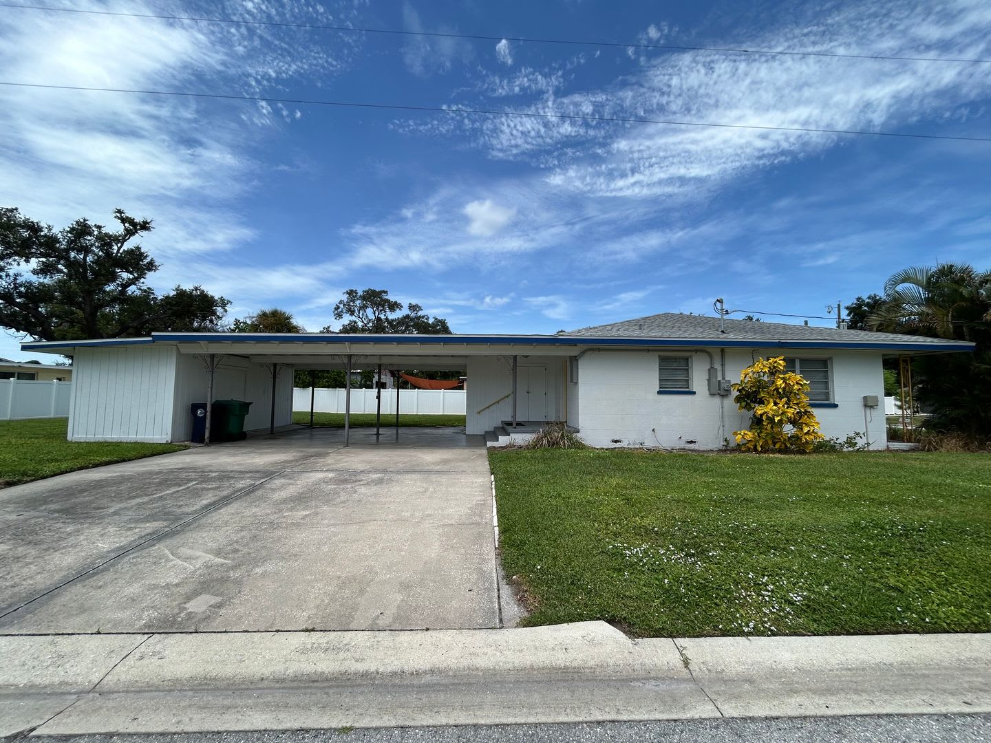 Wonderful 60s Throwback 2/2 on large corner lot with fenced yard – photo 3