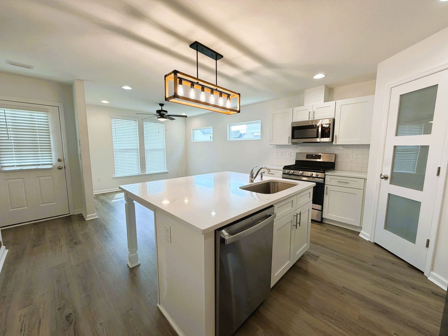 Newer Construction Modern Ne 3 2 5 W Stainless Steel Appliances Granite Counters Washer Dryer Resort Style Amenities Avail Now For 2200 Month – photo 4