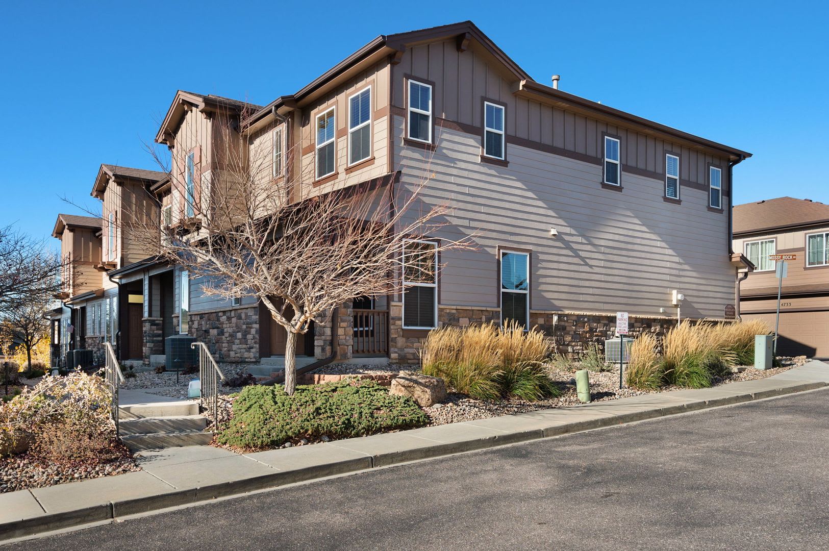 Beautiful 2 bdrm end unit with attach 2 car garage – photo 3