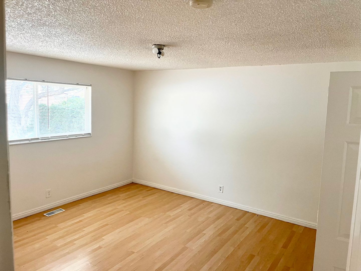 3 Bed / 2 Bath Half Duplex Near Valley Fair Mall — Fenced Yard & Carport – photo 4
