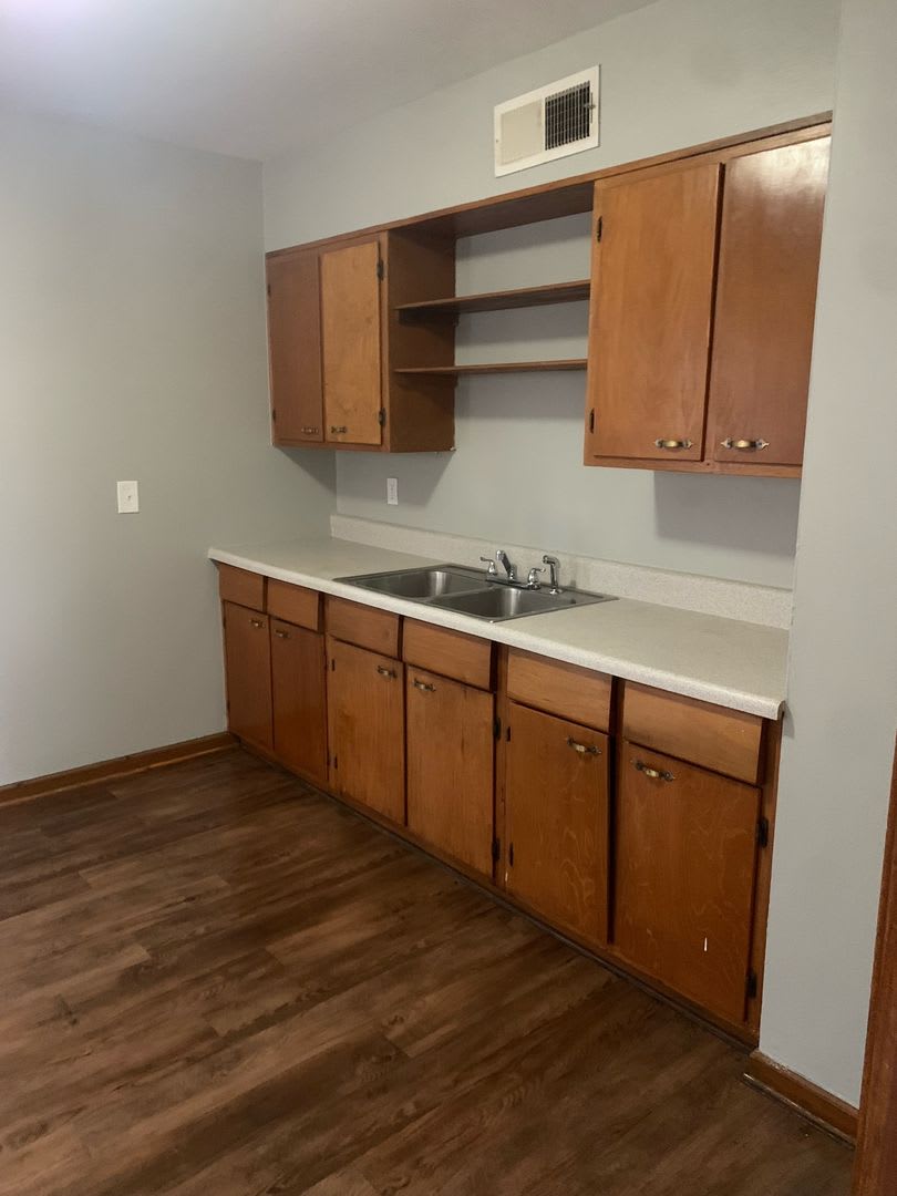 ADORABLE HOME READY FOR MOVE IN – photo 3