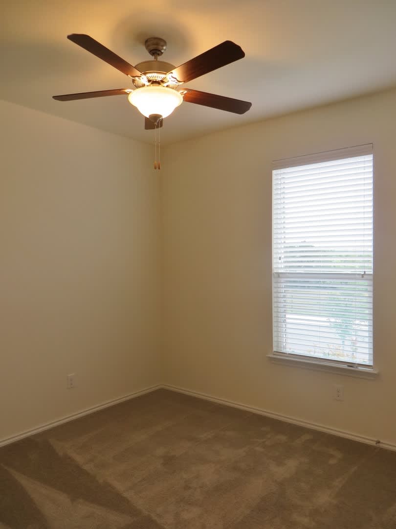 4 Bedroom 2 Bathroom Creekside At Georgetown Village Home – photo 3