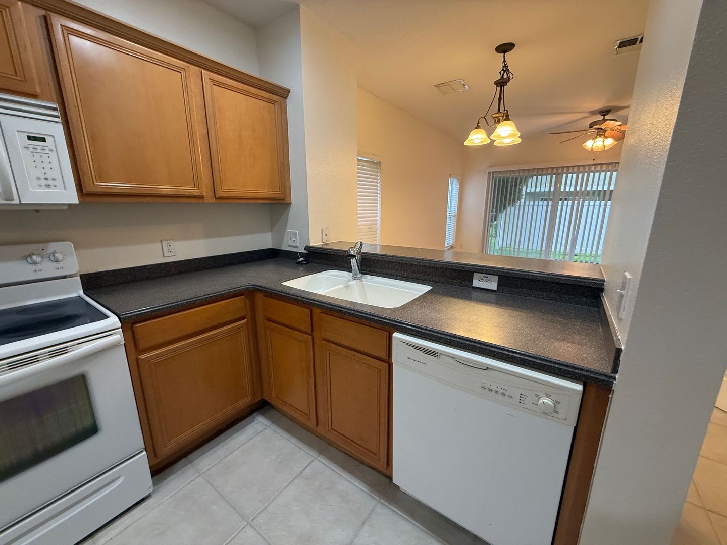 Beautiful 2 Bedroom, 2.5 Bath Townhome for Rent in The Hammocks! – photo 5