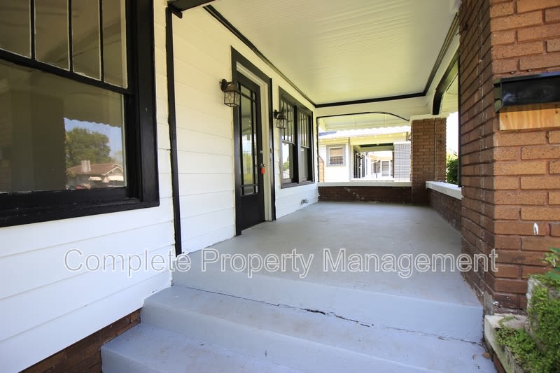 1629 Woodland Avenue Southwest – photo 2