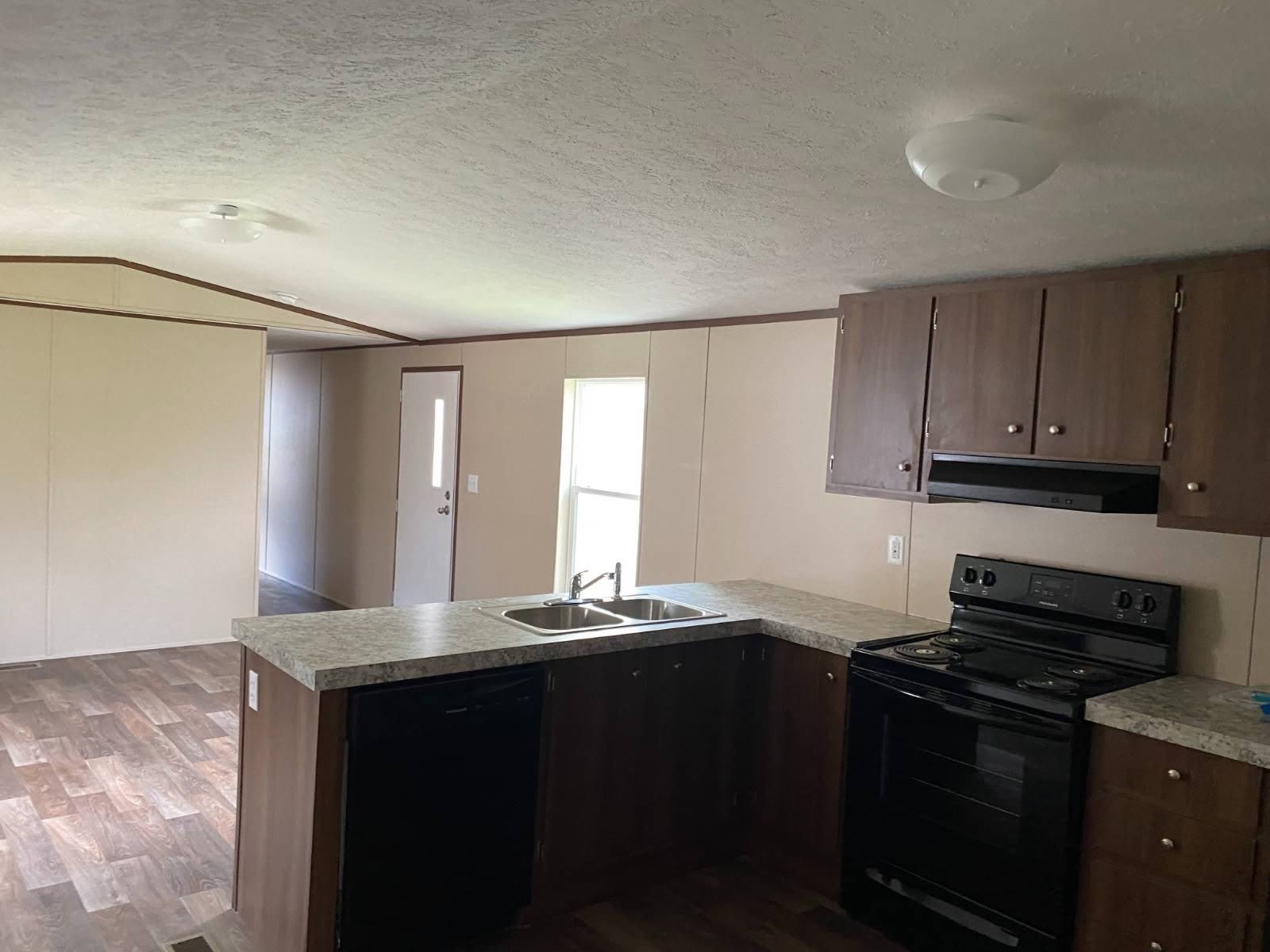 604 White St Sw – photo 2