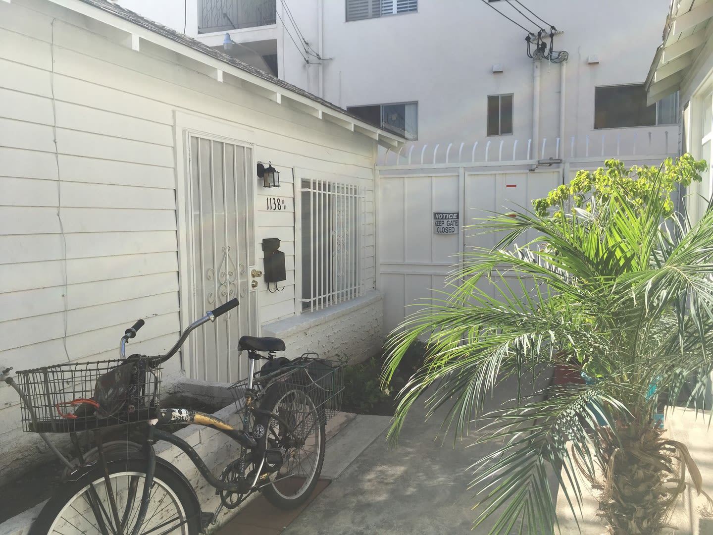 Charming Bluff Park Studio Bungalow Just One Block From The Beach – photo 1