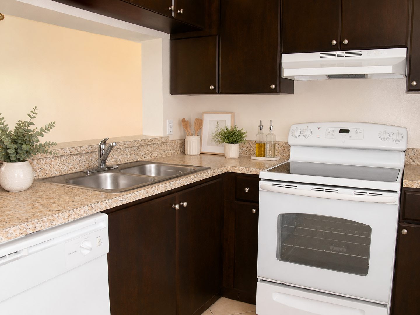 Slashed Rates SPECIALS up to 3 MONTHS FOR FREE ON SELECT UNITS Price Reduced – photo 2