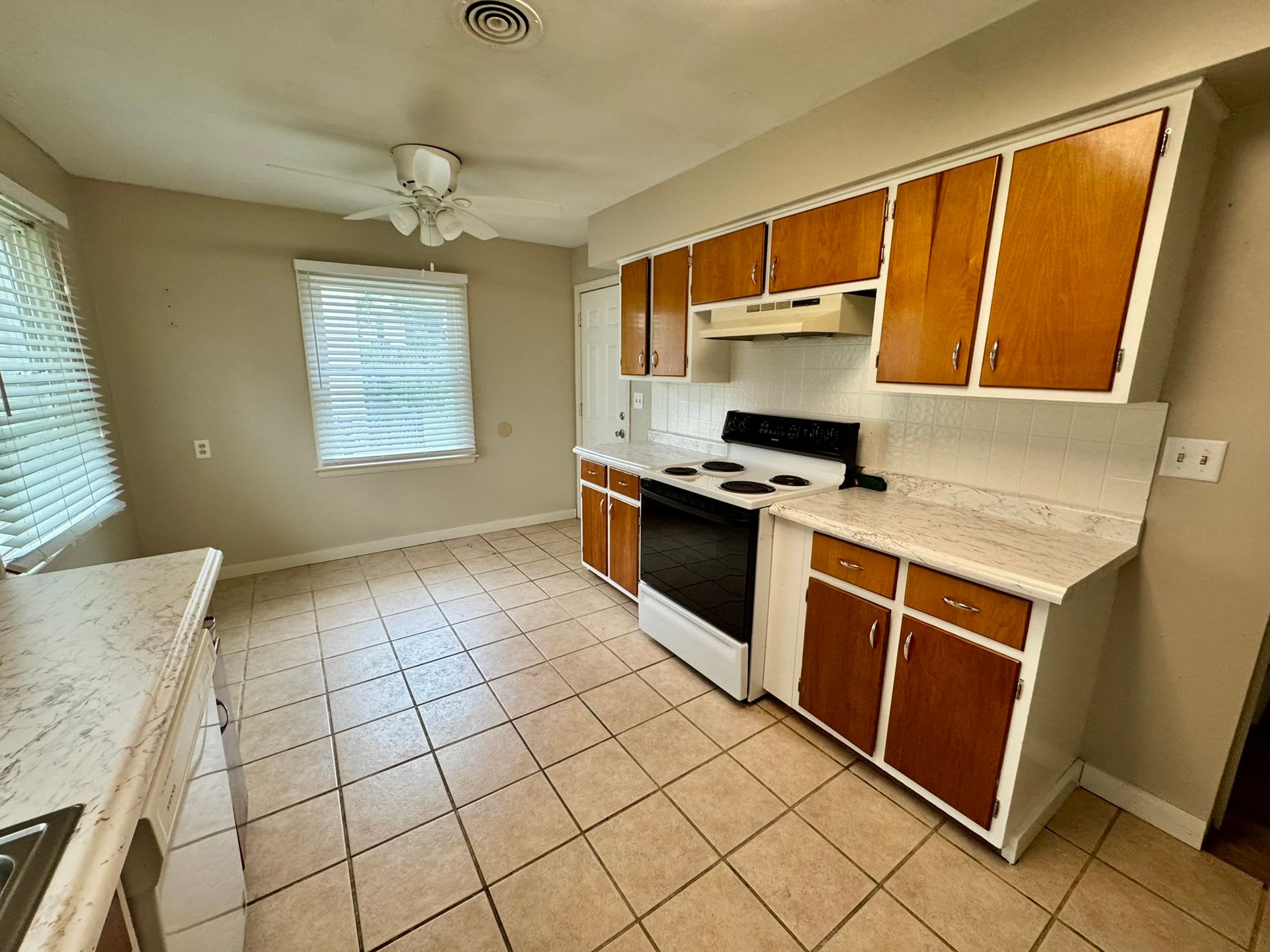 Ground-Floor 2BR/1BA in Midtown Omaha – photo 3