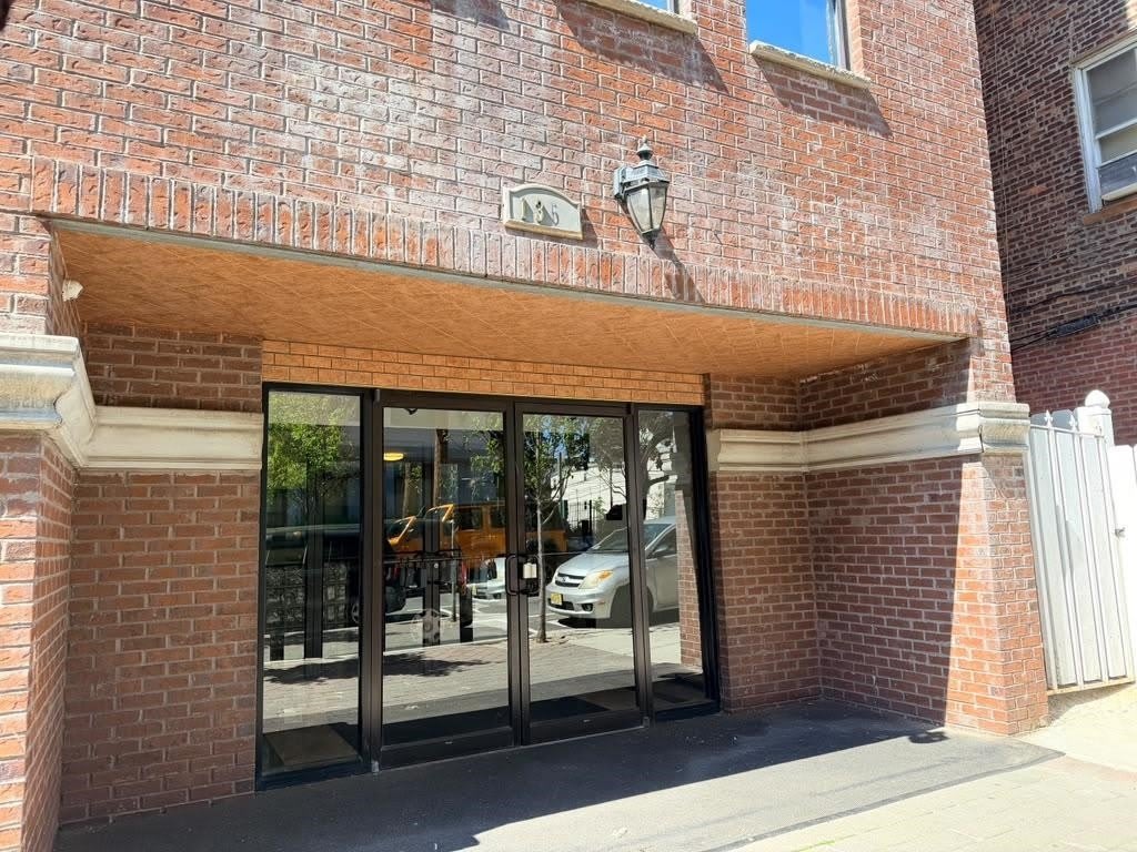 135 38Th St – photo 1
