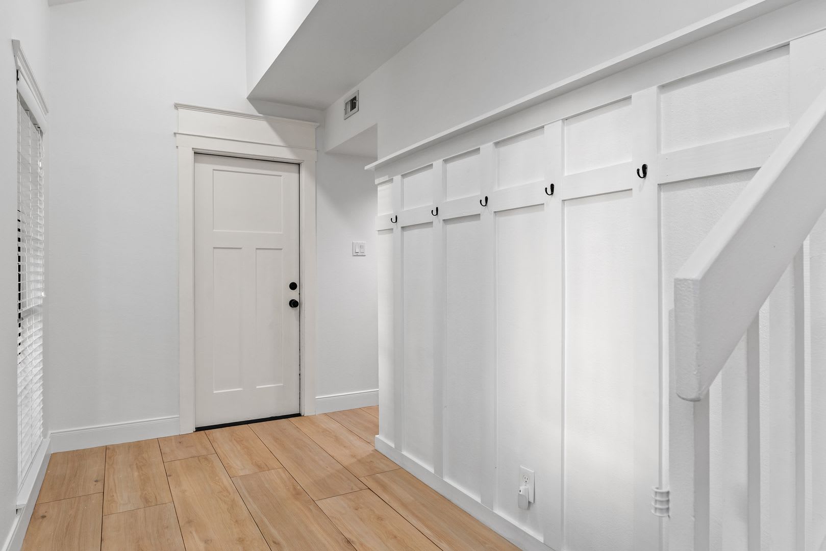 Elegant Carpet-Free Home with Updated Kitchen & Luxurious Primary Suite – photo 5