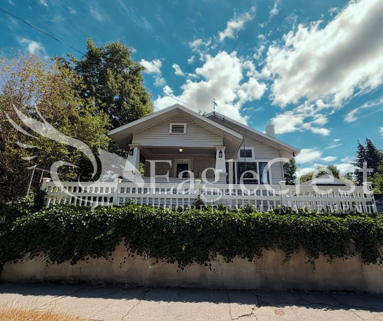 Rent Reduced! Beautifully Renovated Historic 3 Bedroom Home $200.00 Off 2nd Months Rent!!! – photo 3