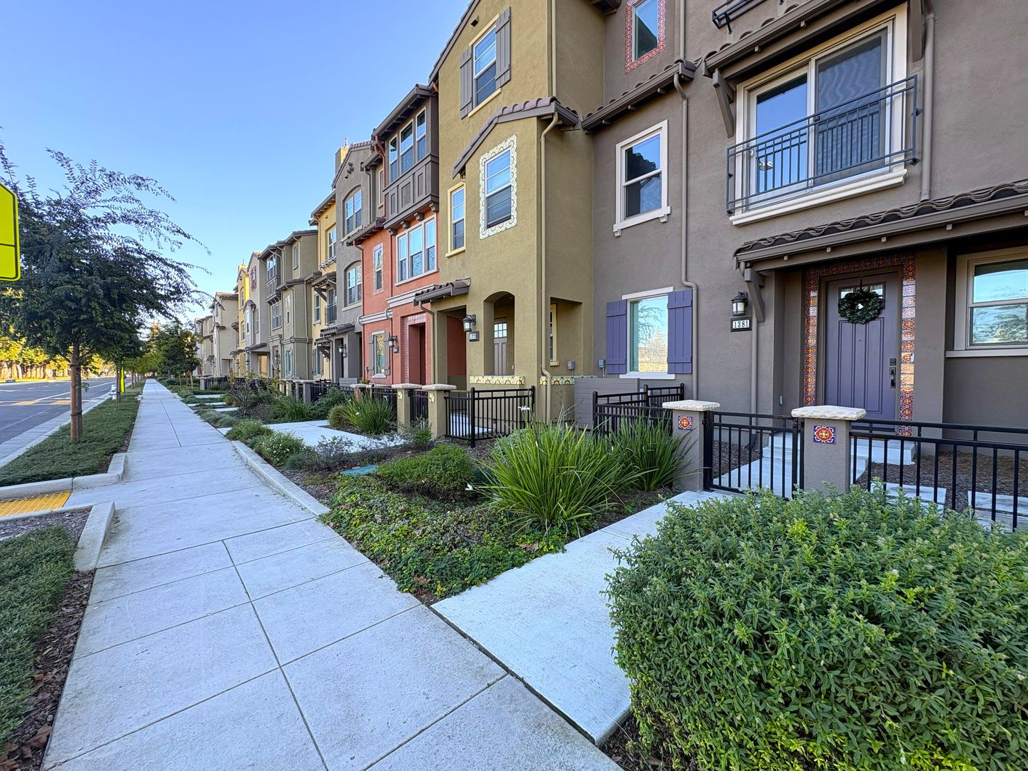 Modern 3Br 3Ba Townhome In Prime Mountain View Location – photo 1