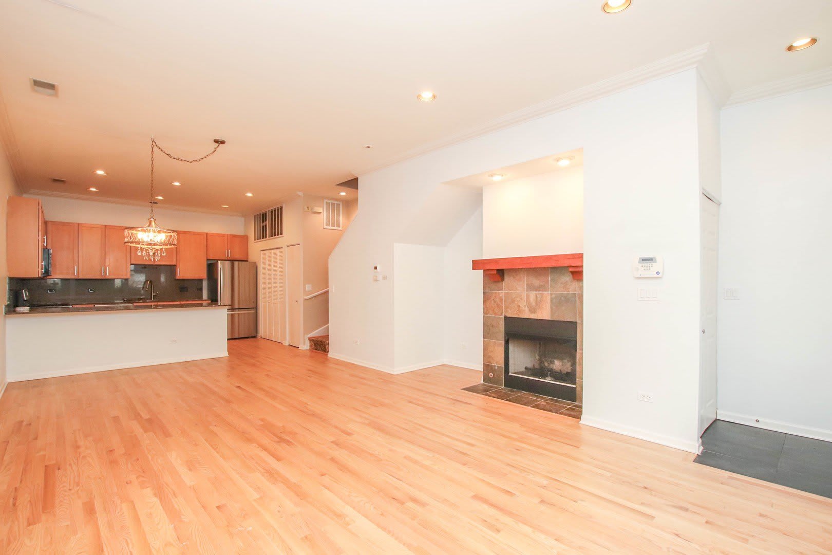 945 N Kingsbury Street – photo 4