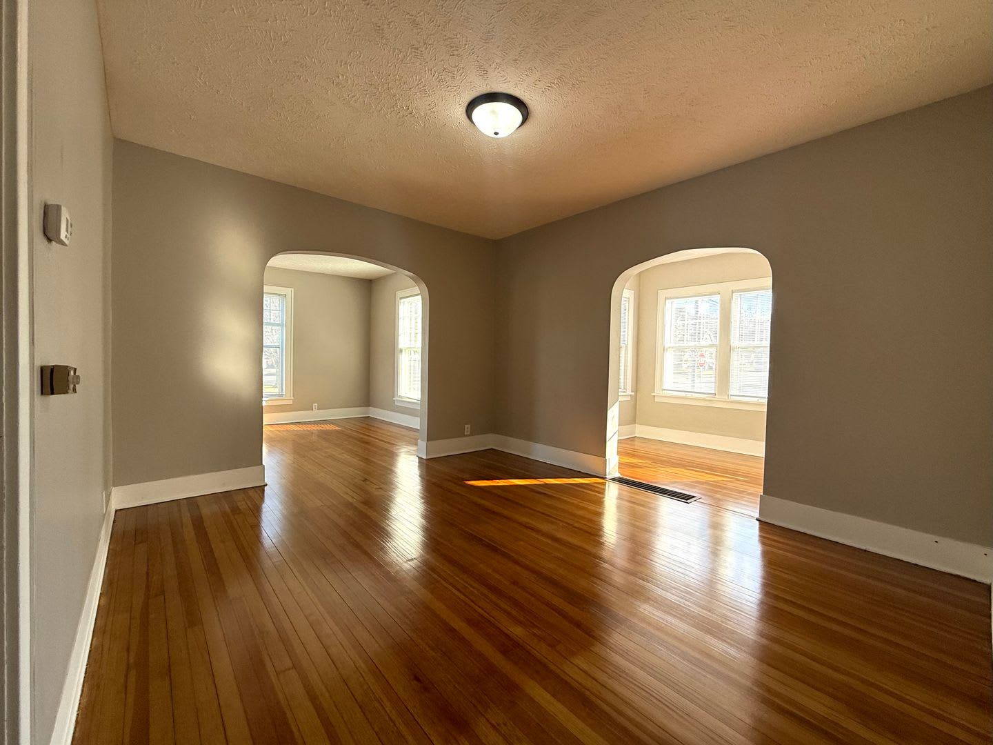 Charming 2 Bedroom Home with Garage on Corner Lot – photo 4