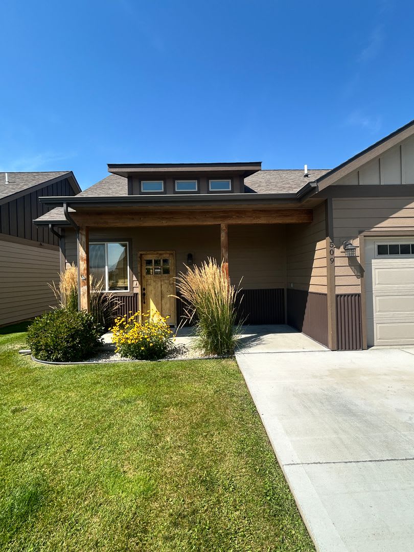 2 Bed 2 Bath Home with Garage in Hamilton – photo 1