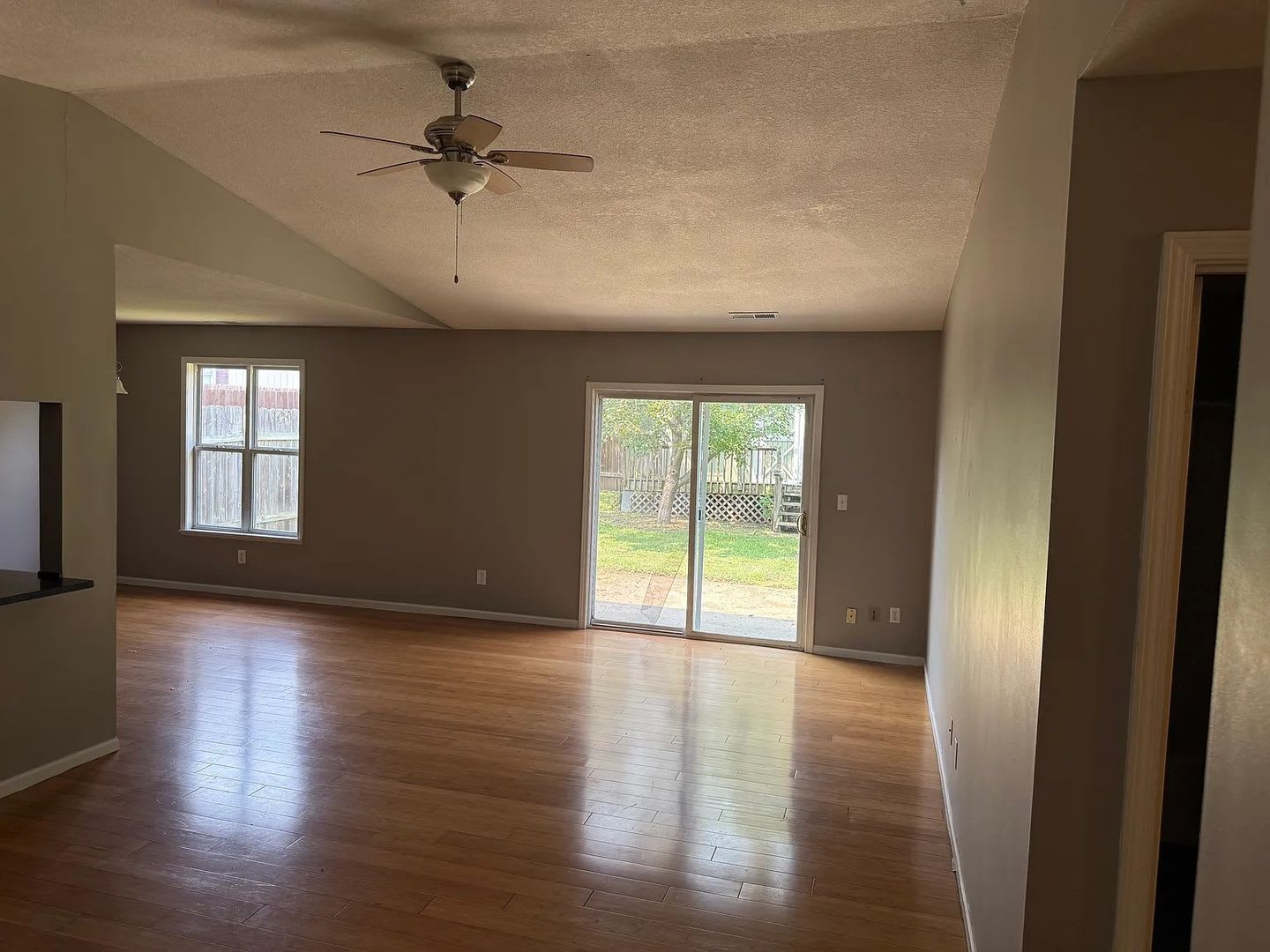 Beautiful 3Br 2Bth Home With 2 Car Att Gar – photo 4