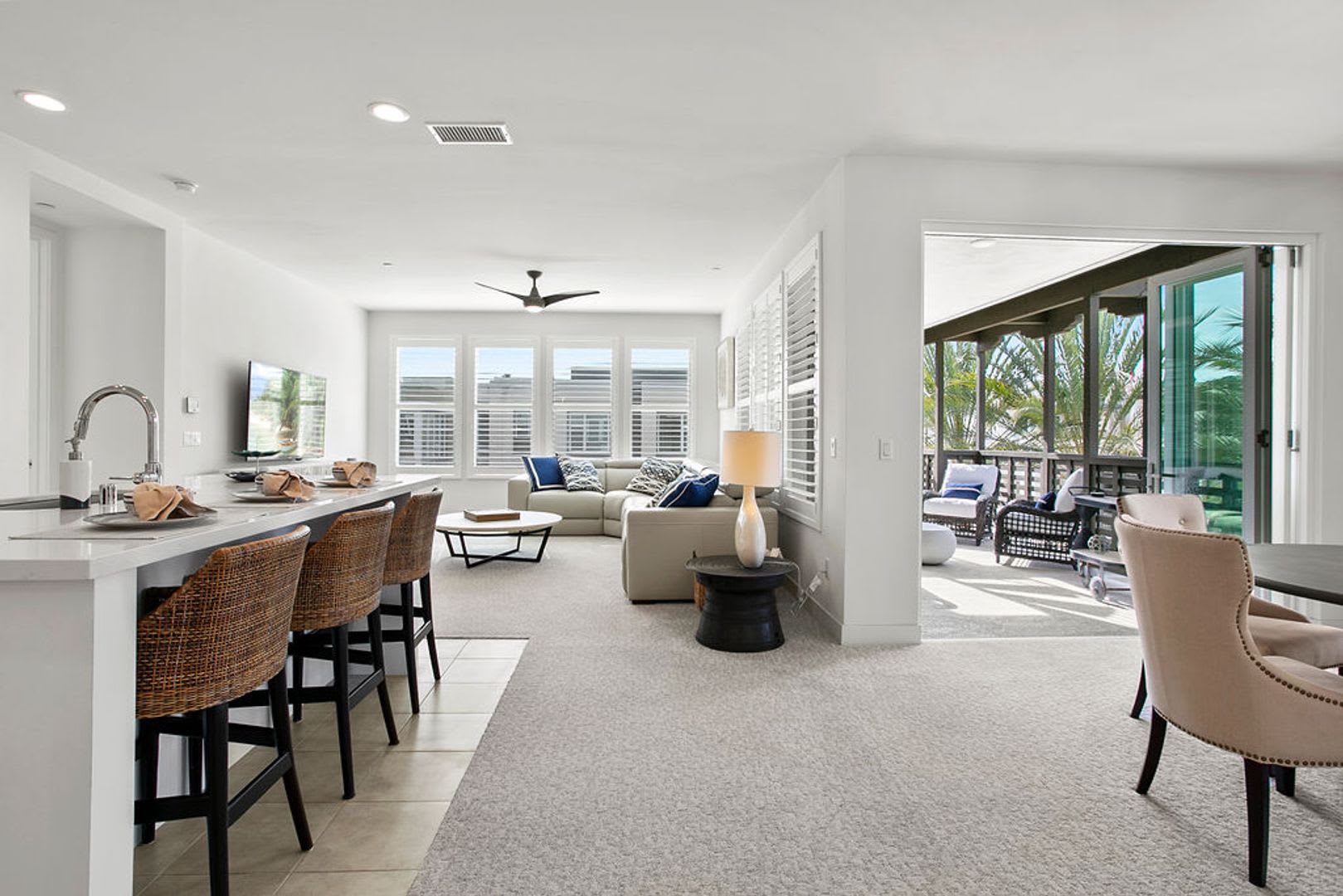 Luxurious Furnished Poolside Penthouse With Ocean Views – photo 1