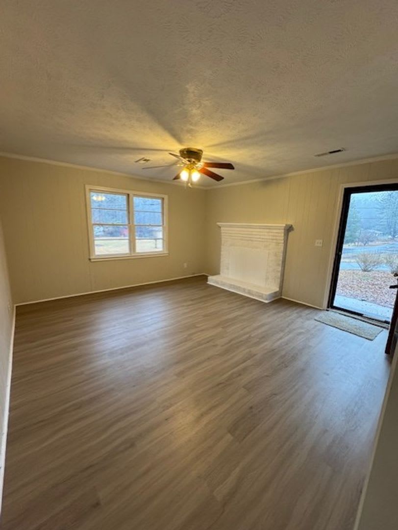 3 Bedroom 2 Bath Home With Large Yard – photo 3