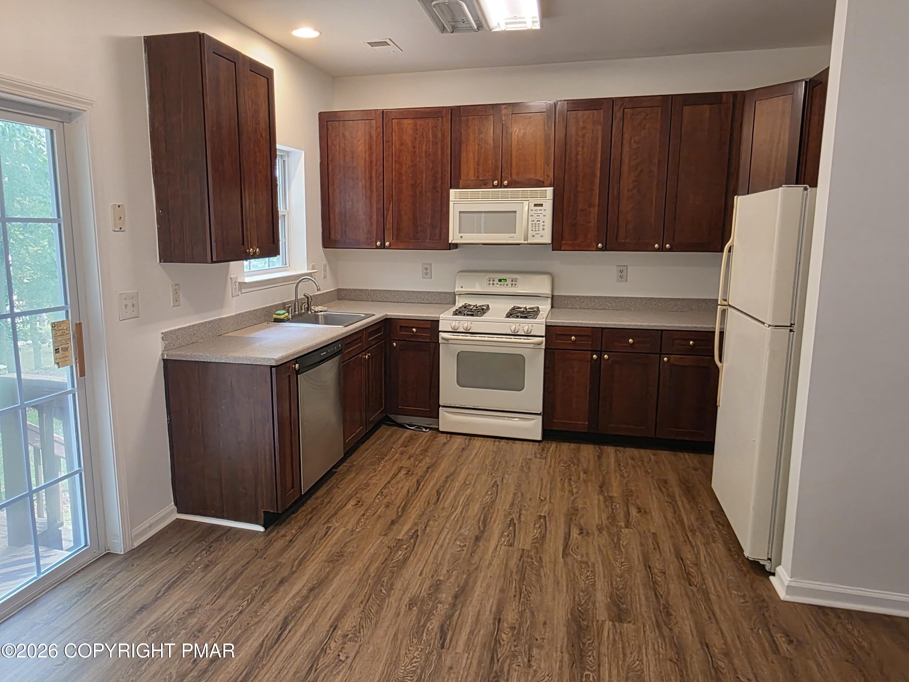 1027 Dorset Drive – photo 2