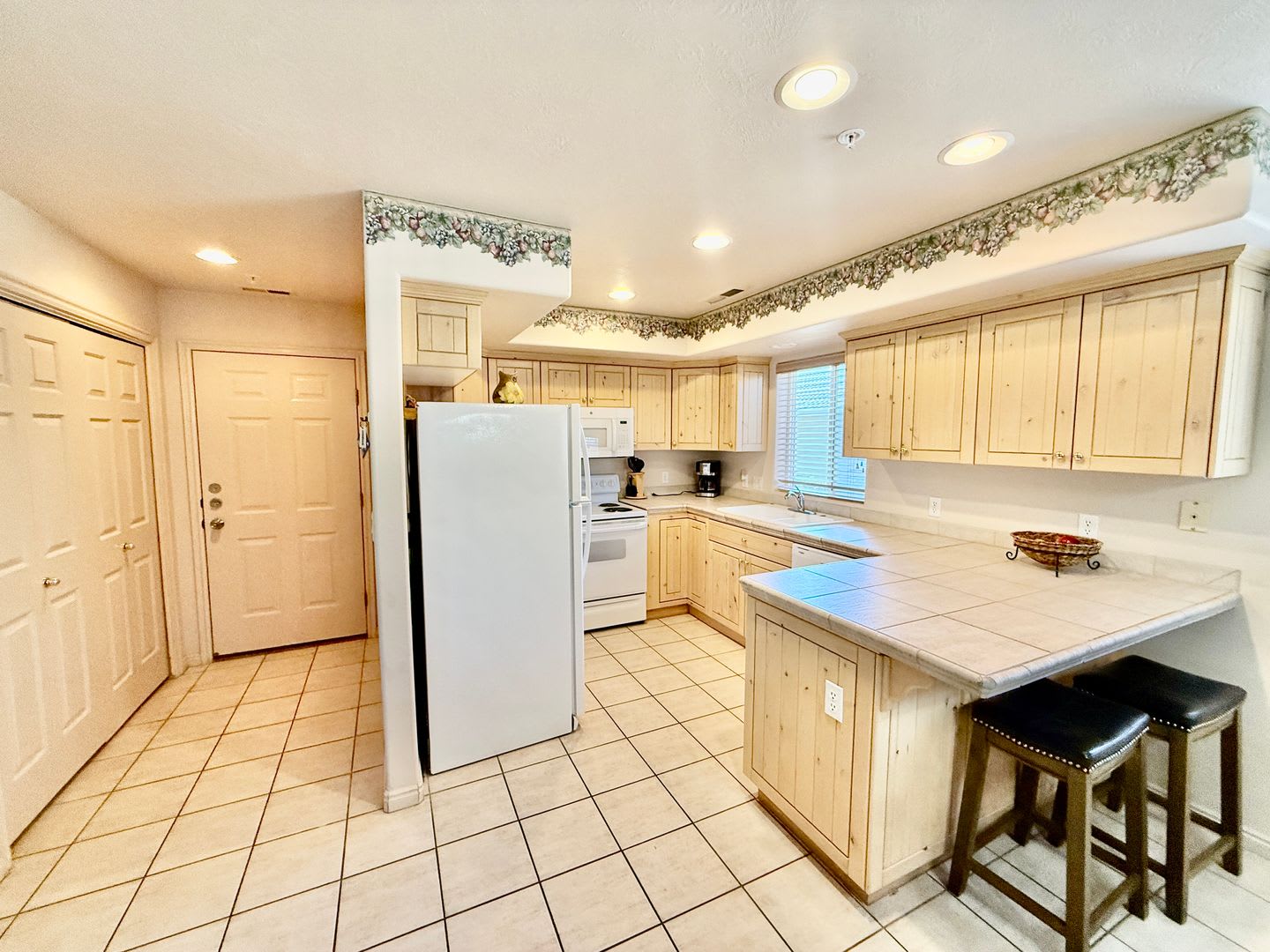 1 Br Available For Long Term Rental In Coveted Las Palmas Community – photo 4