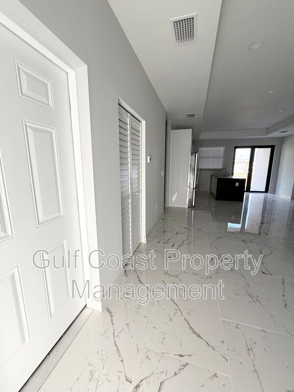 2216 NE 10th Place – photo 4