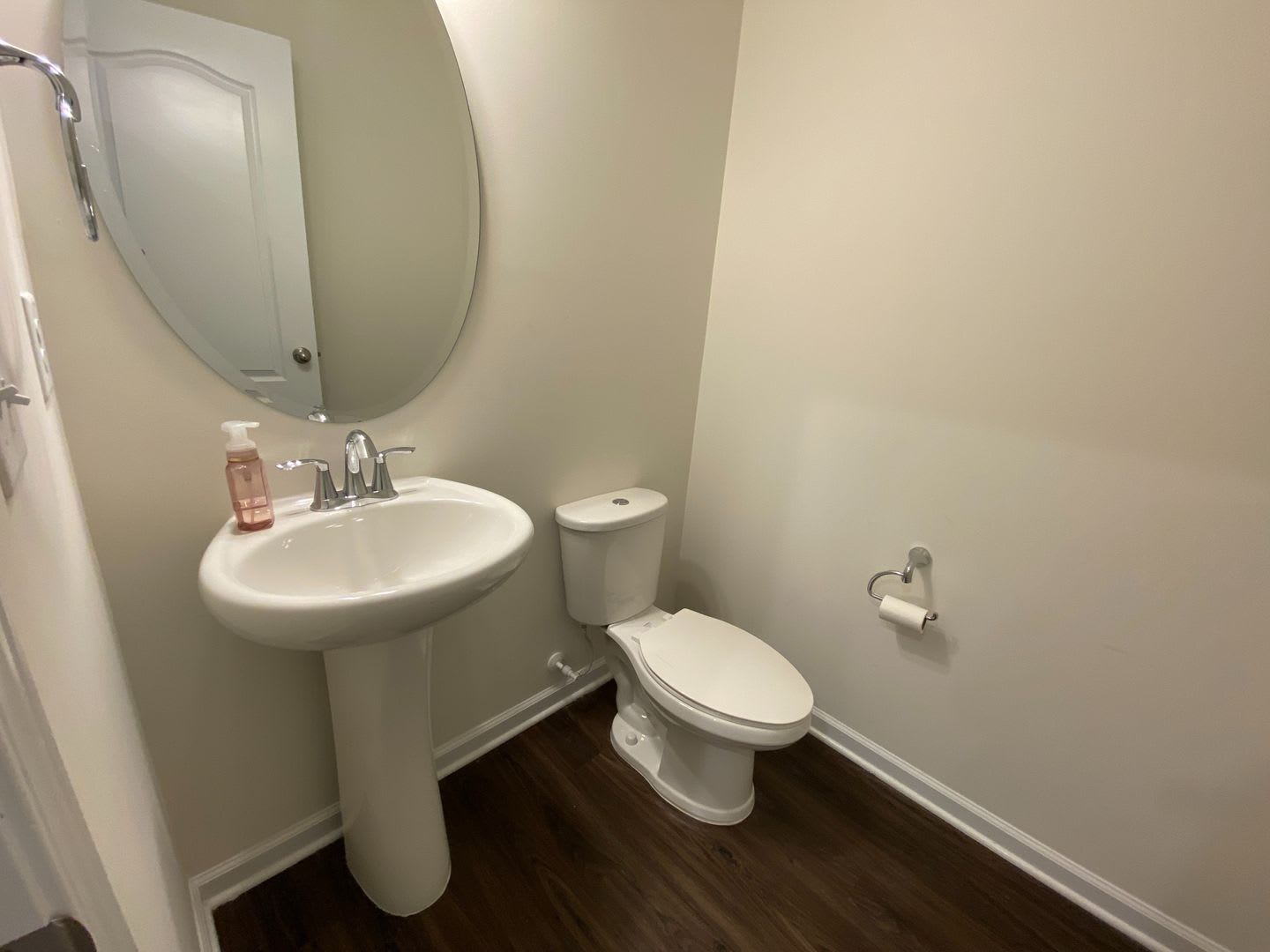 Room In 4 Bedroom Townhome At Mahal Ave – photo 2