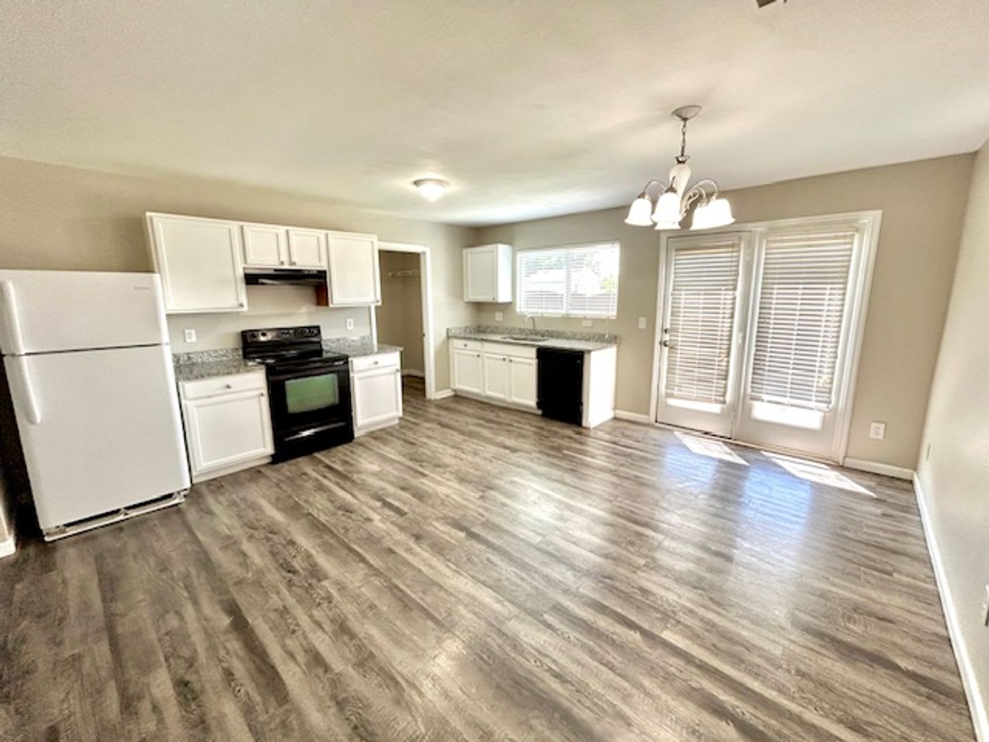 Cozy 3 Bedroom Home in Convenient Huntsville Location – photo 5