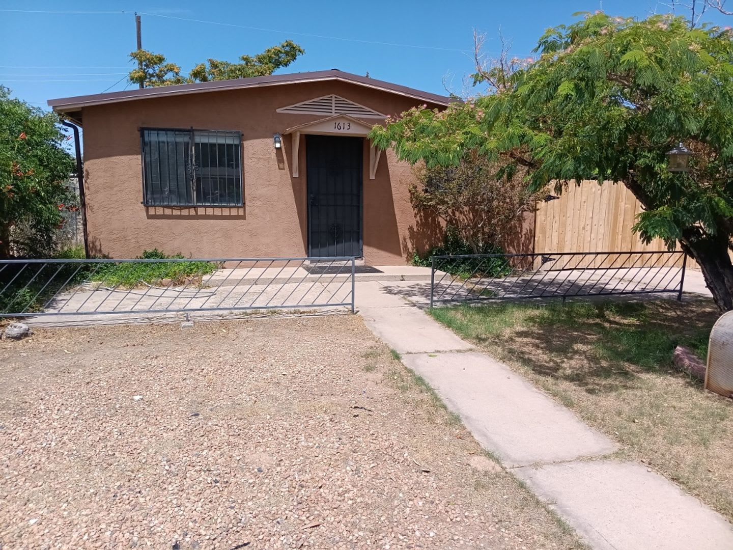 3 Bedroom, 1 Bathroom Home! Schedule a Showing Soon! – photo 1