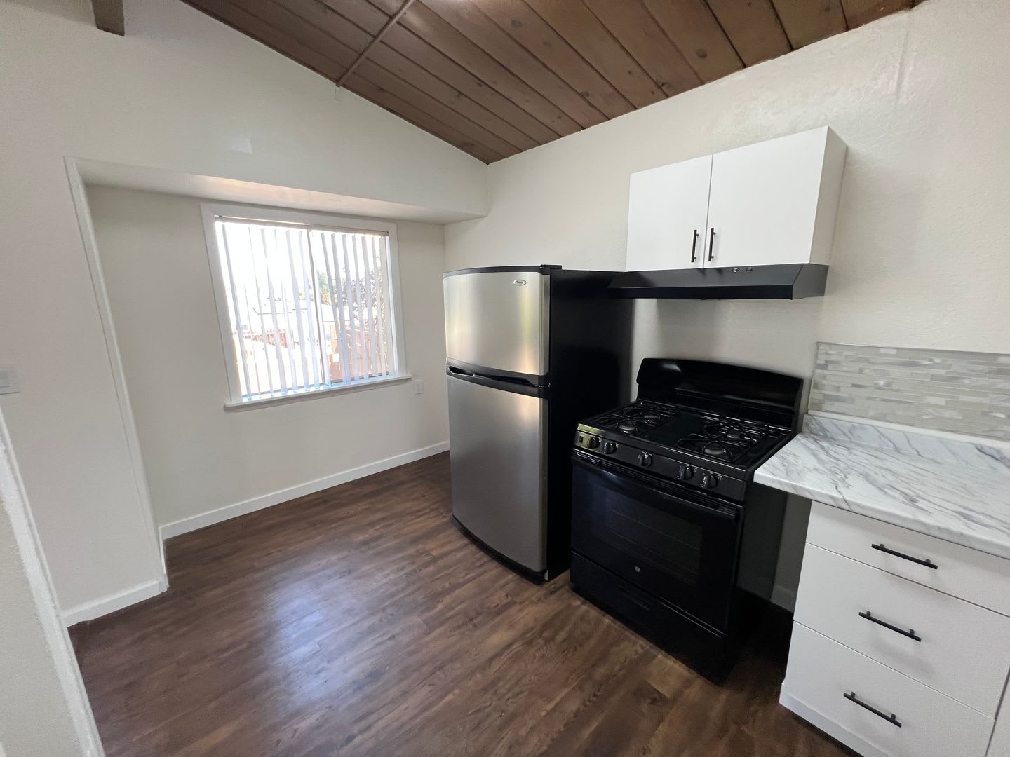 2 Bedroom Home for Rent in Lemon Grove With Bonus Room – photo 4