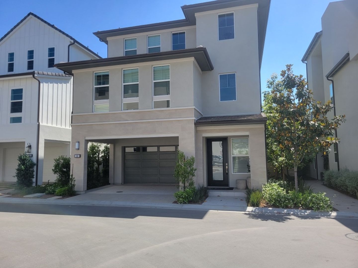 Introducing a stunning 4 bedroom, 4.5 bathroom fully furnished home – photo 1