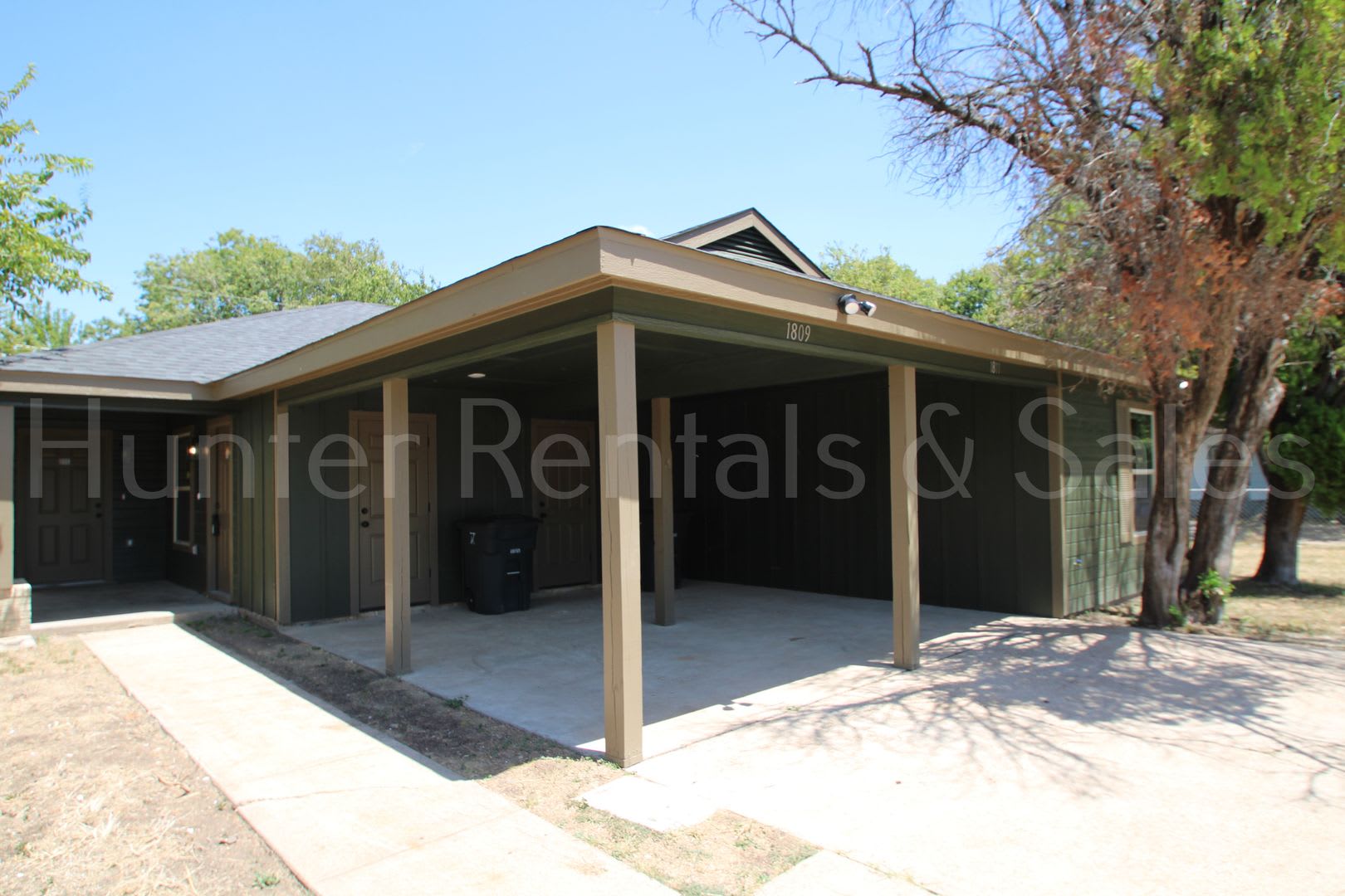 Newly Renovated 2-Bedroom Duplex – photo 2