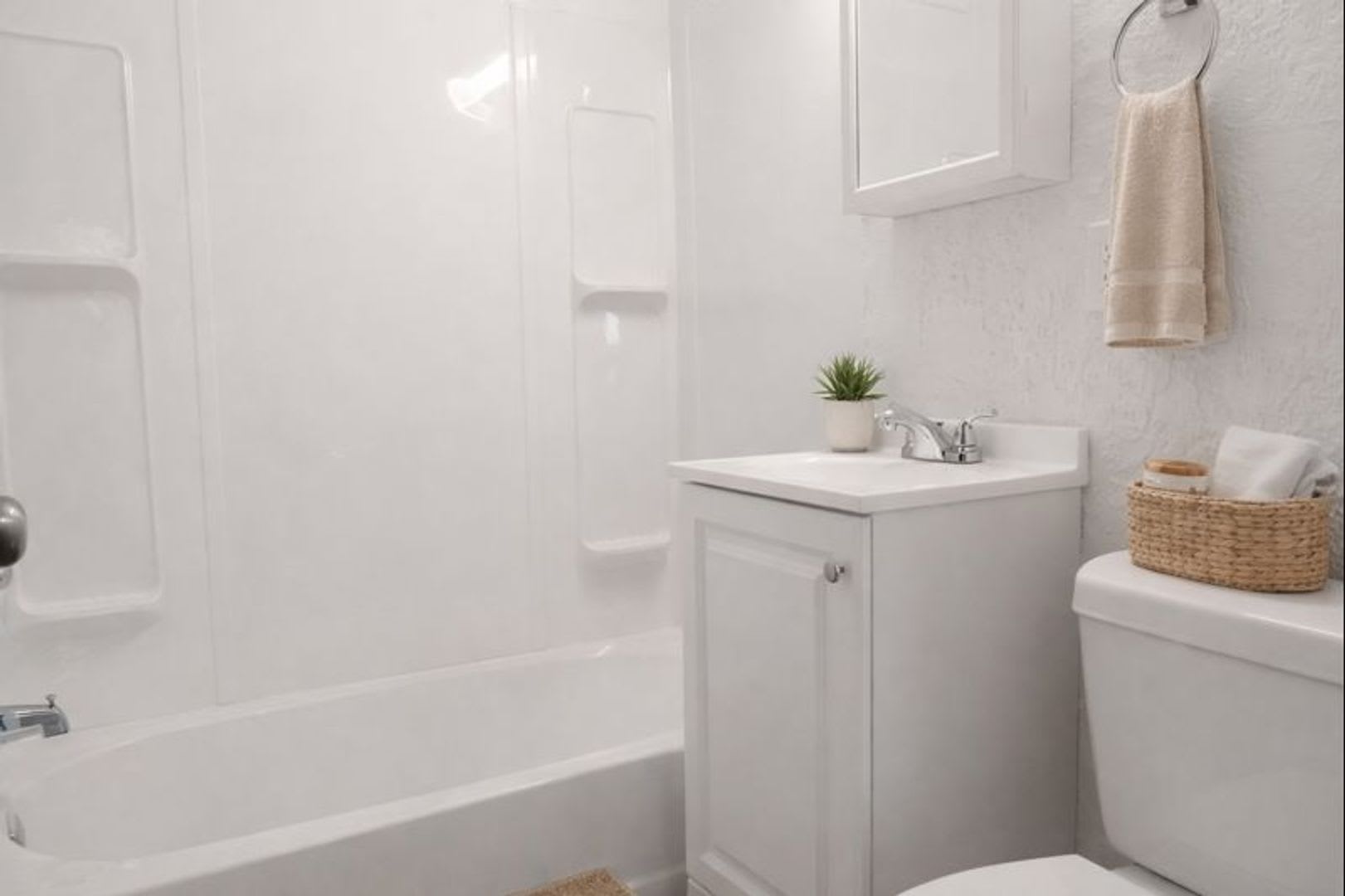 Charming 3-bedroom, 1-bathroom Townhouse in Midland, PA! – photo 4