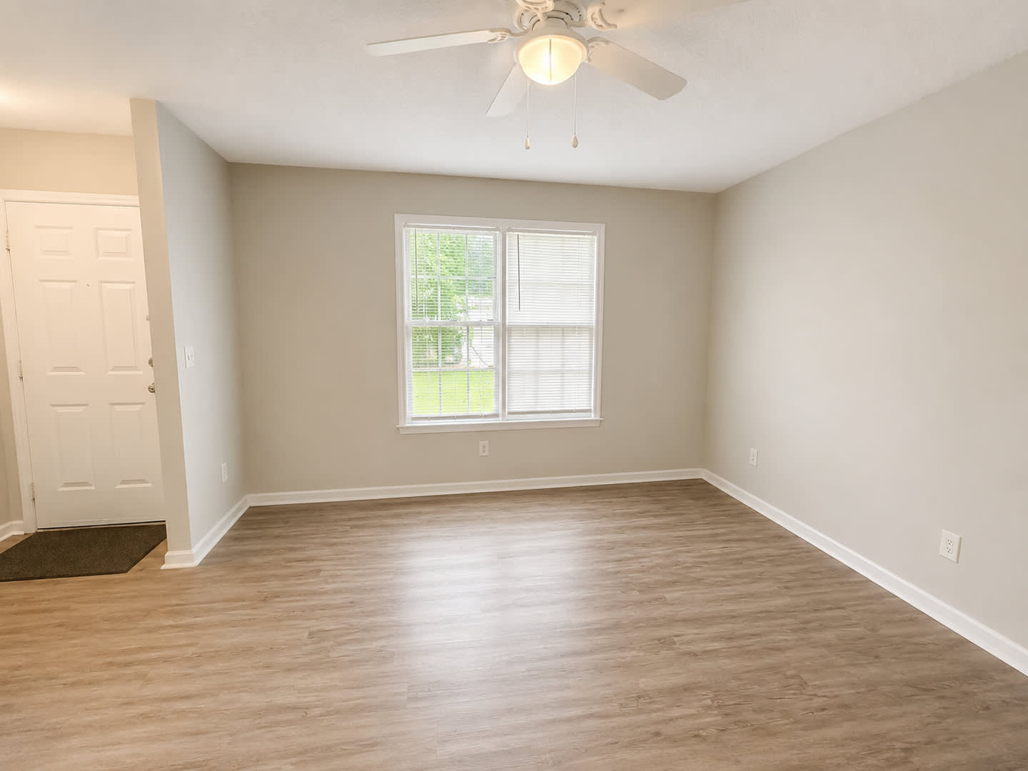 2Br 1 5 Bath Townhome In Harbison Beautifully Renovated With Brand New Dishwasher And Washer Dryer – photo 2